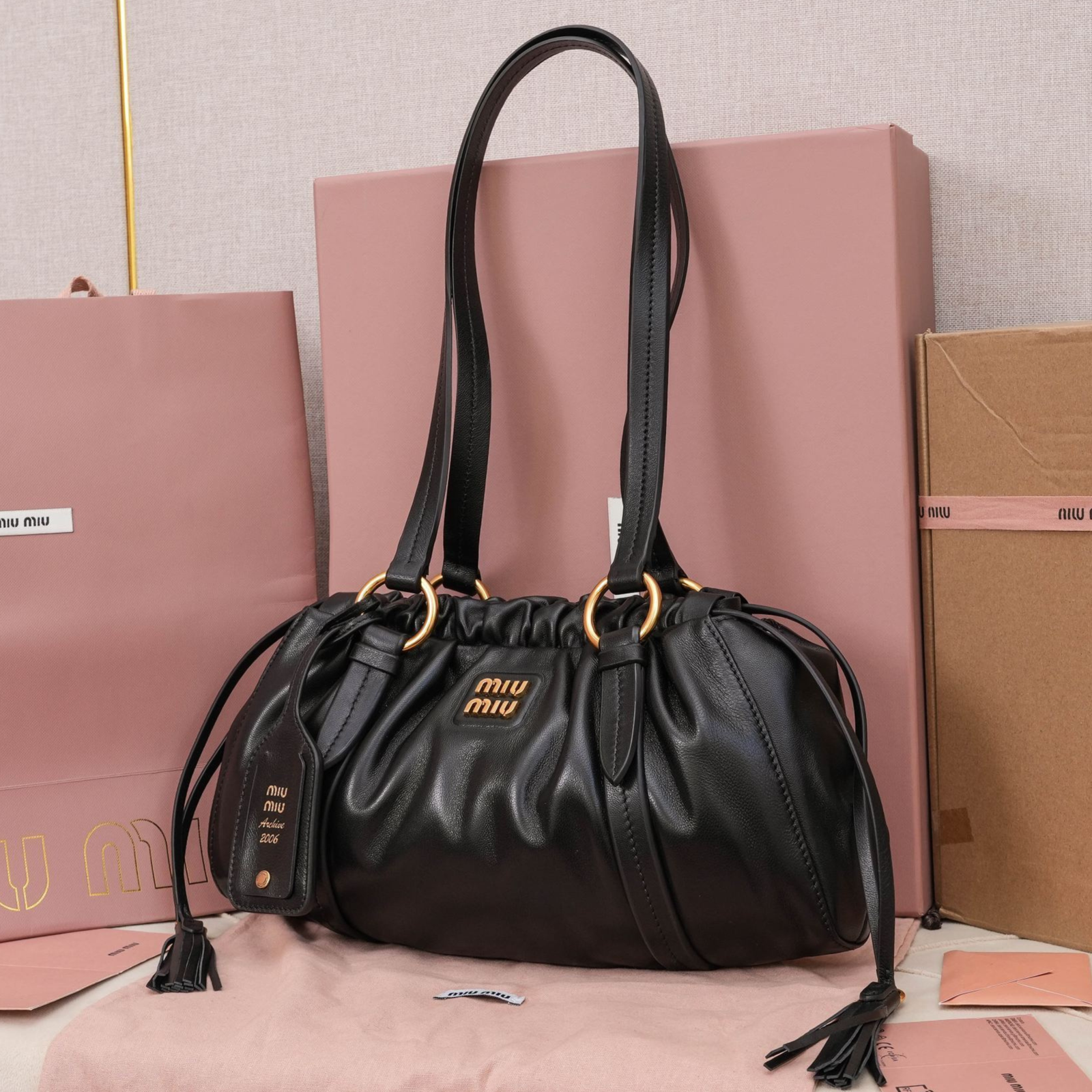 Bolso Miu Miu Joy de Cuero Marrón – Con Correa y Herrajes Dorados - Image 10