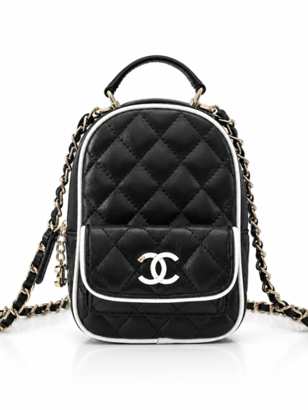 CHANEL CC Mini Classic Backpack Color Negro y Blanco | Delicada y Contemporánea
