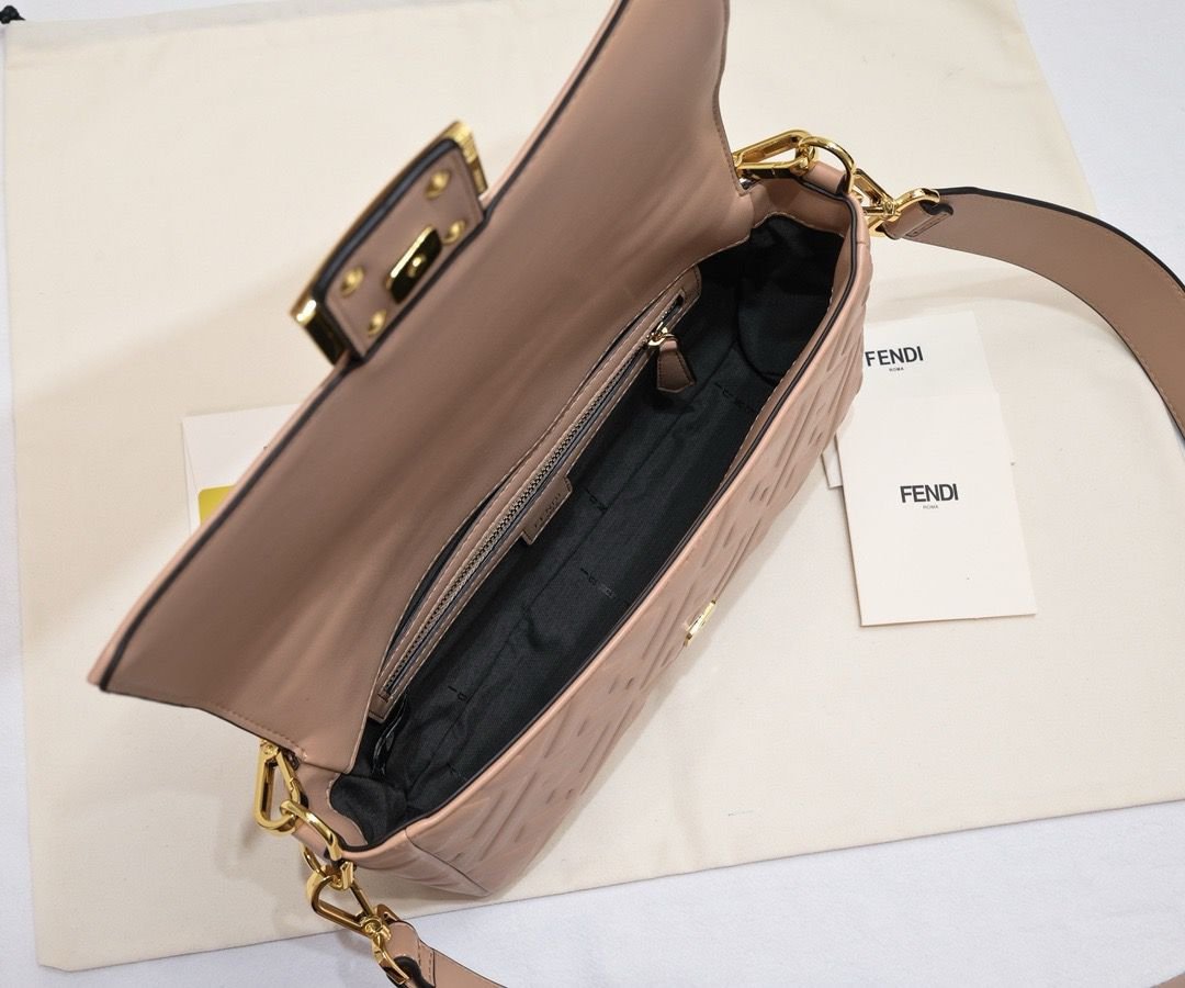 Bolso Fendi Baguette Rosa Nude | Lujo Clásico y Moderno en Panamá - Image 3
