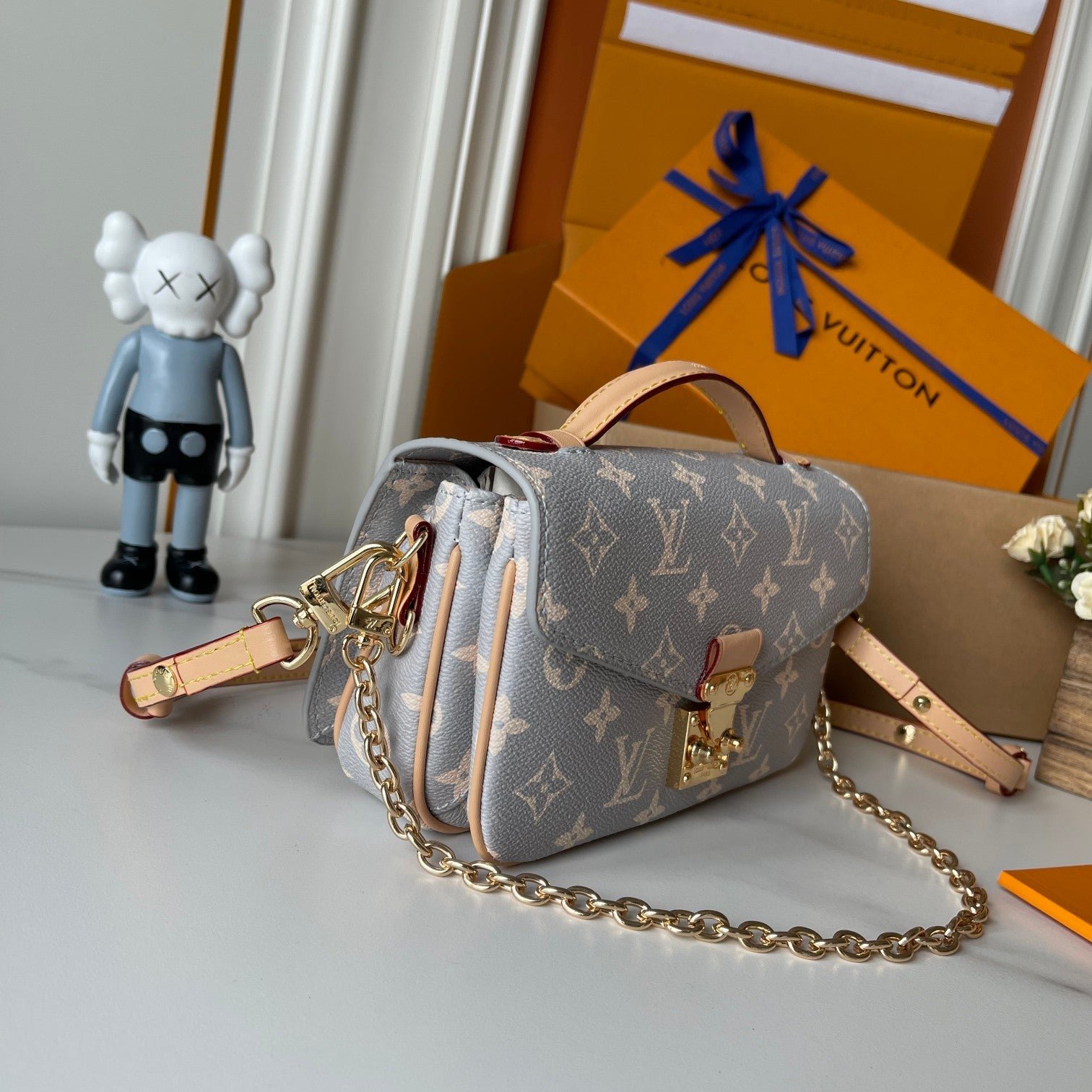 Bolso East West Tipo Mensajero Gris | Estilo Compacto y Versátil en Panamá - Image 3