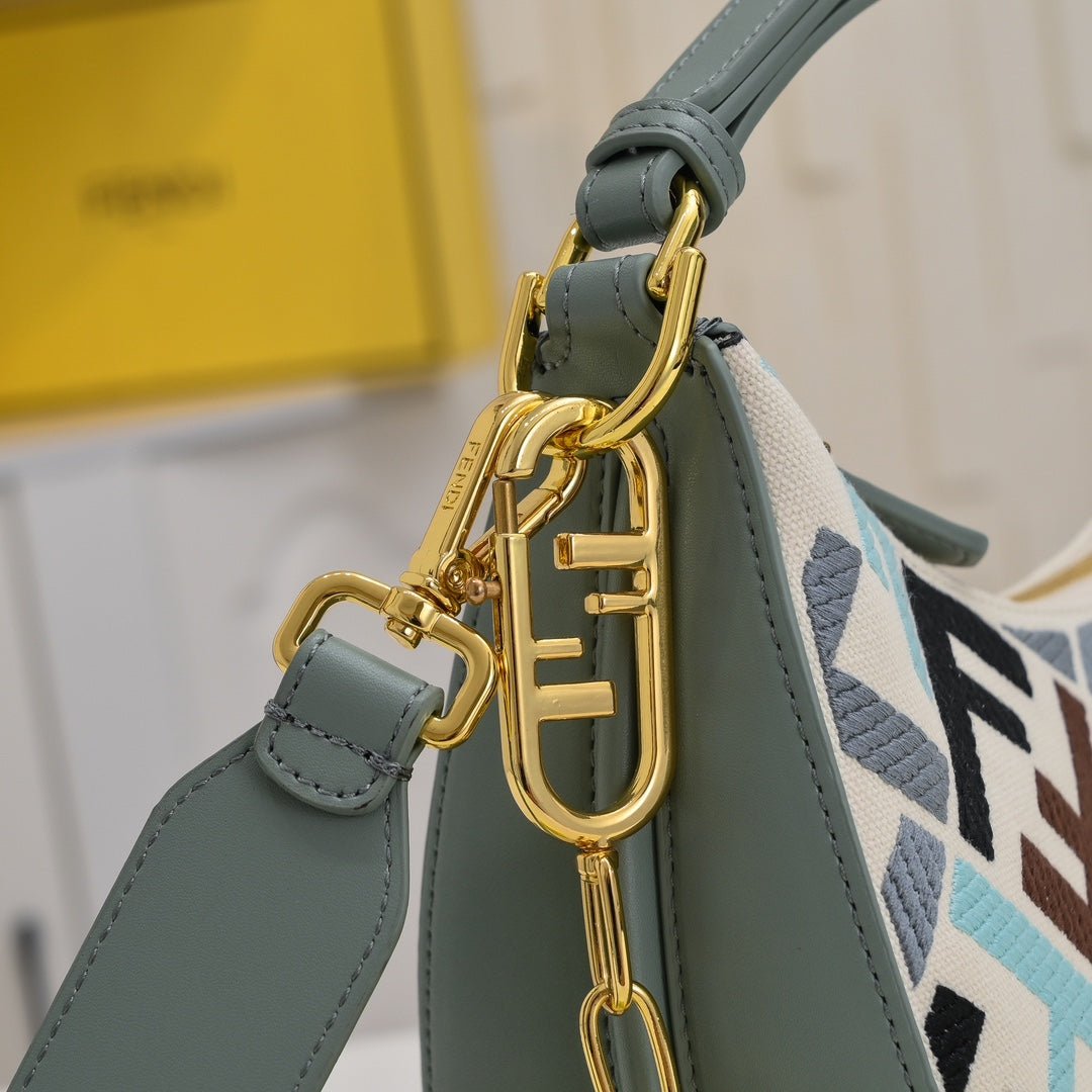 Bolso Fendi Graphy Hobo | Diseño Lunar y Estilo Icónico en Panamá - Image 2