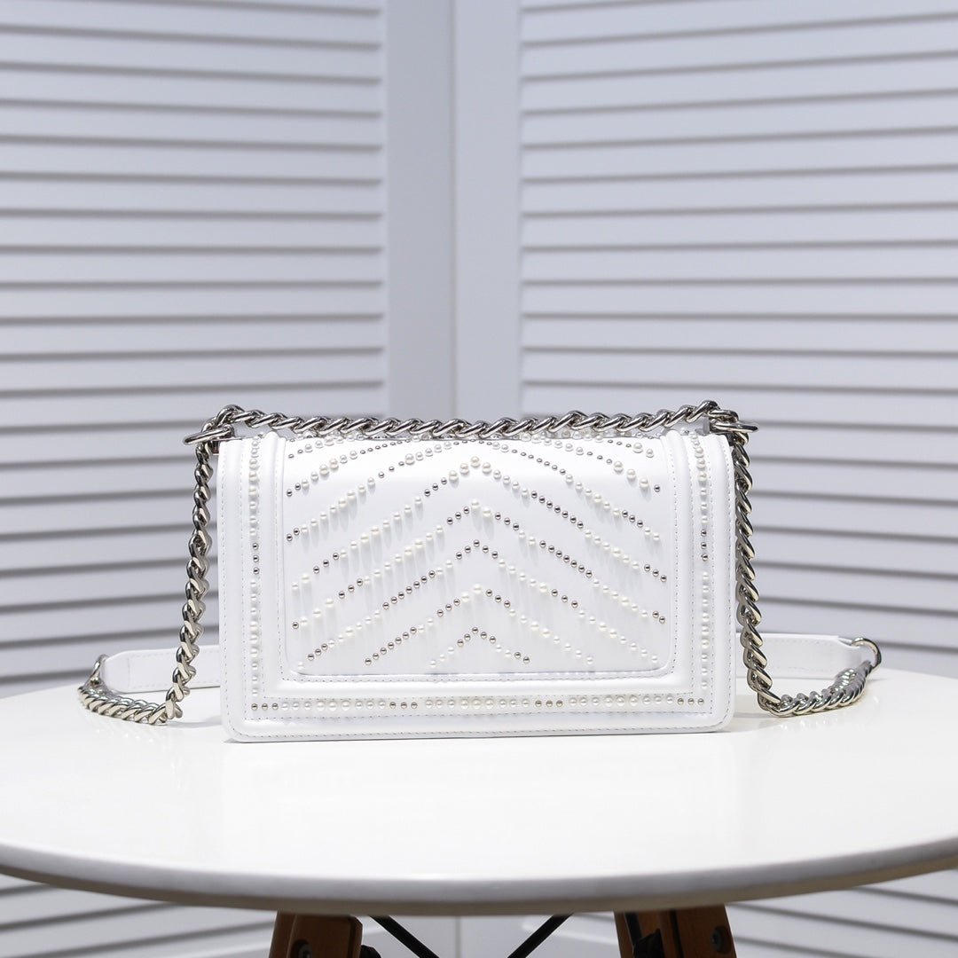Bolso Chanel de Cuero con Perlas y Cadena | Elegancia Moderna en Panamá - Image 5
