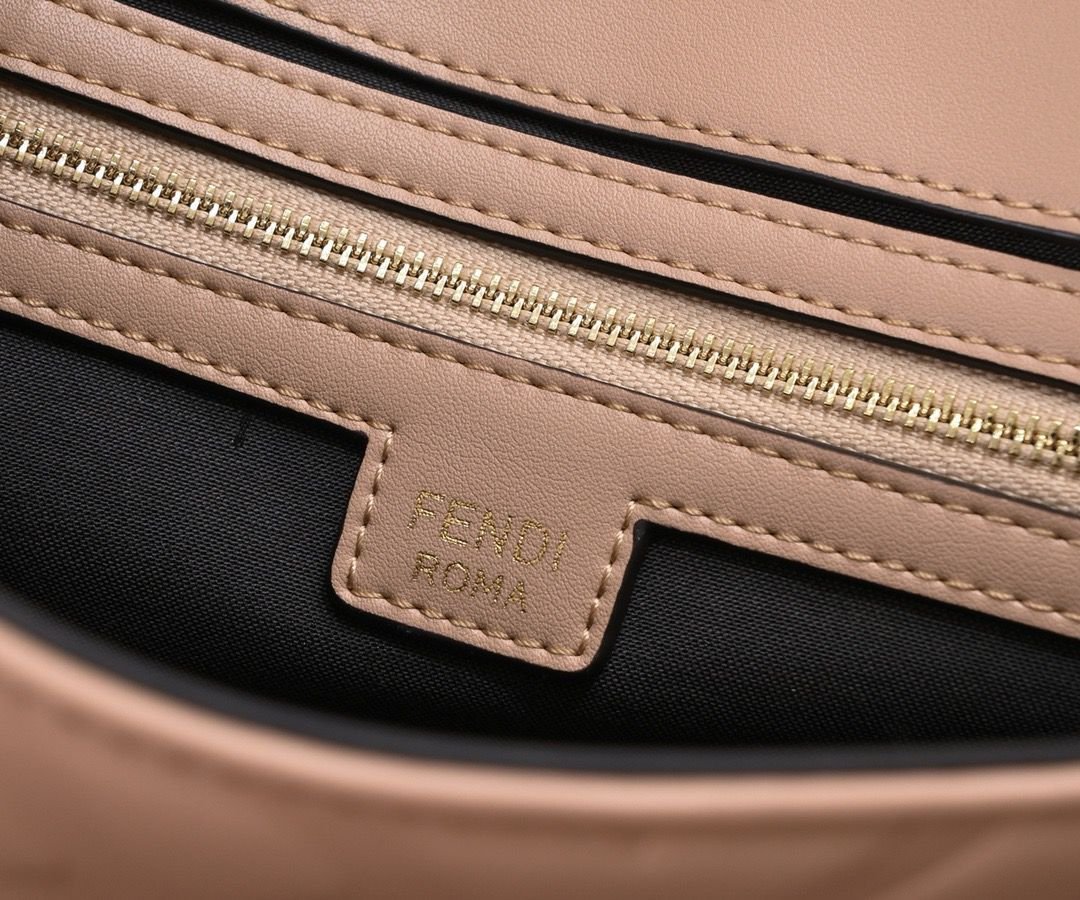 Bolso Fendi Baguette Rosa Nude | Lujo Clásico y Moderno en Panamá - Image 4