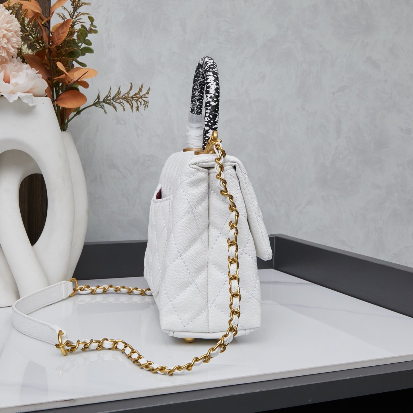 Chanel Flap Bag Blanca con Asa y Dorado | Cartera de Lujo en Panamá - Image 10