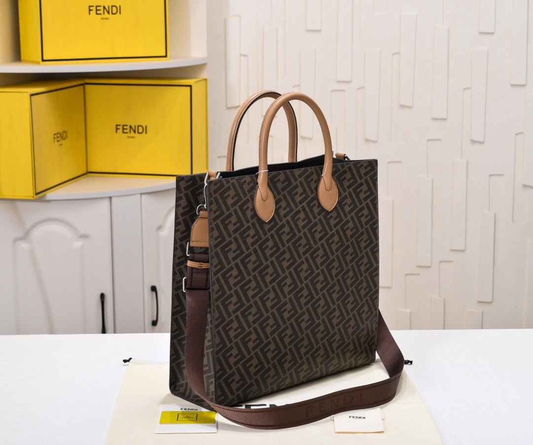 Bolso Tote Fendi Vintage Old School | Estilo Ejecutivo y Viajes en Panamá - Image 2