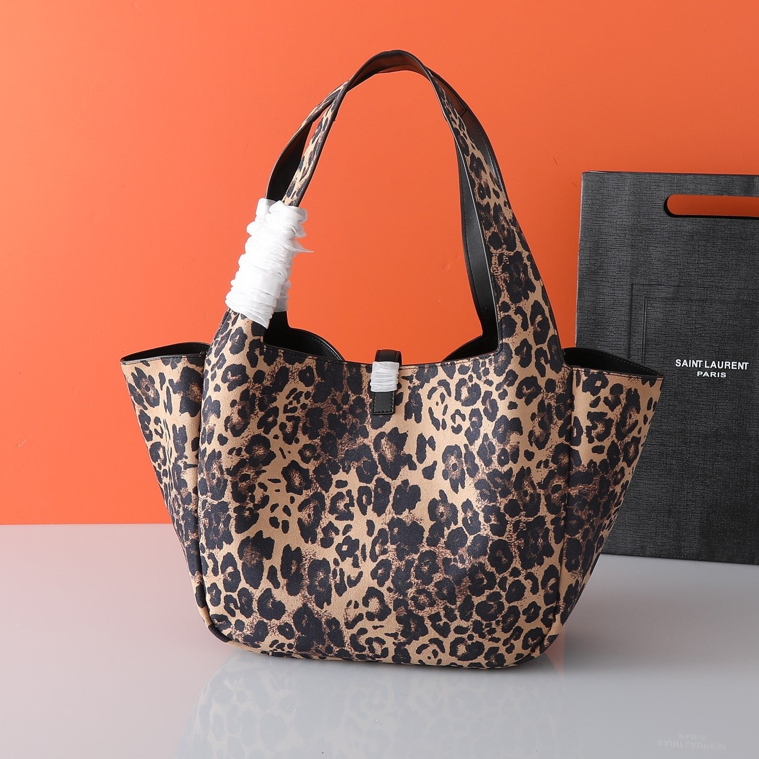 Bolso Yves Saint Laurent BEA Hobo Leopardo | Lujo Relajado en Panamá - Image 2