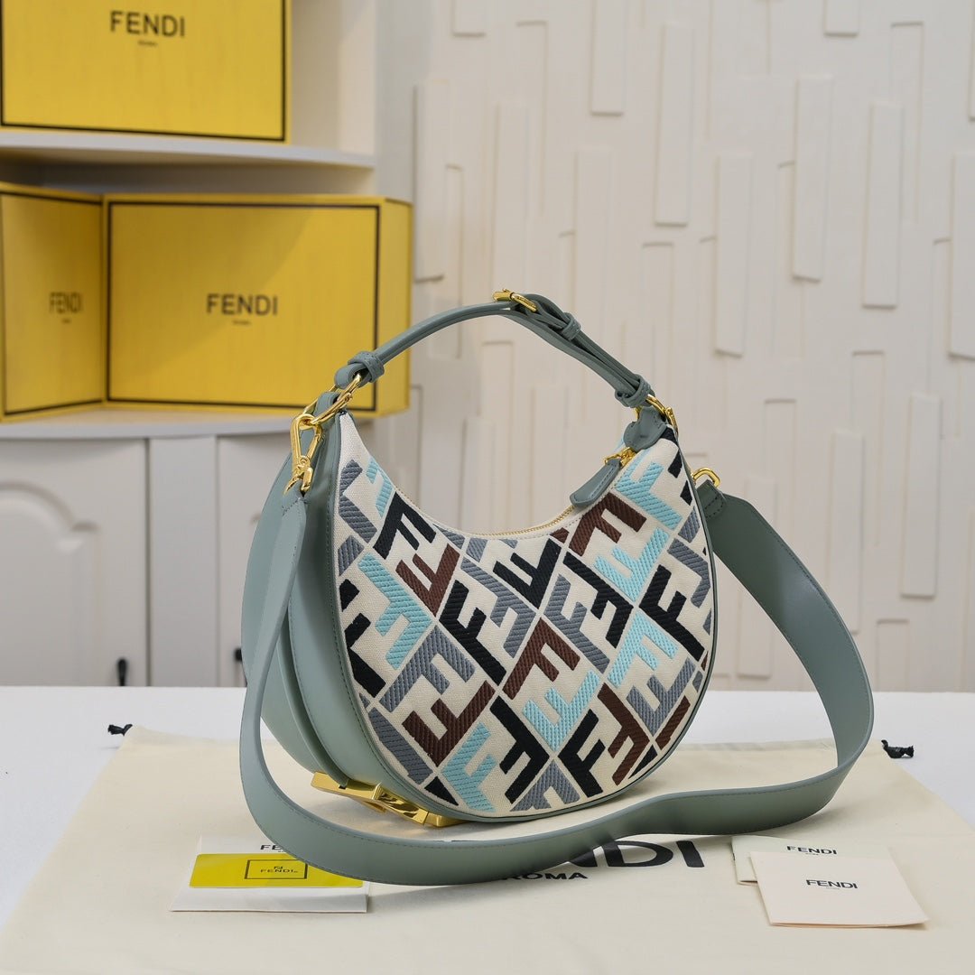 Bolso Fendi Graphy Hobo | Diseño Lunar y Estilo Icónico en Panamá - Image 3