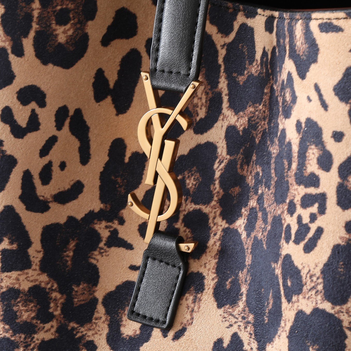 Bolso Yves Saint Laurent BEA Hobo Leopardo | Lujo Relajado en Panamá - Image 3