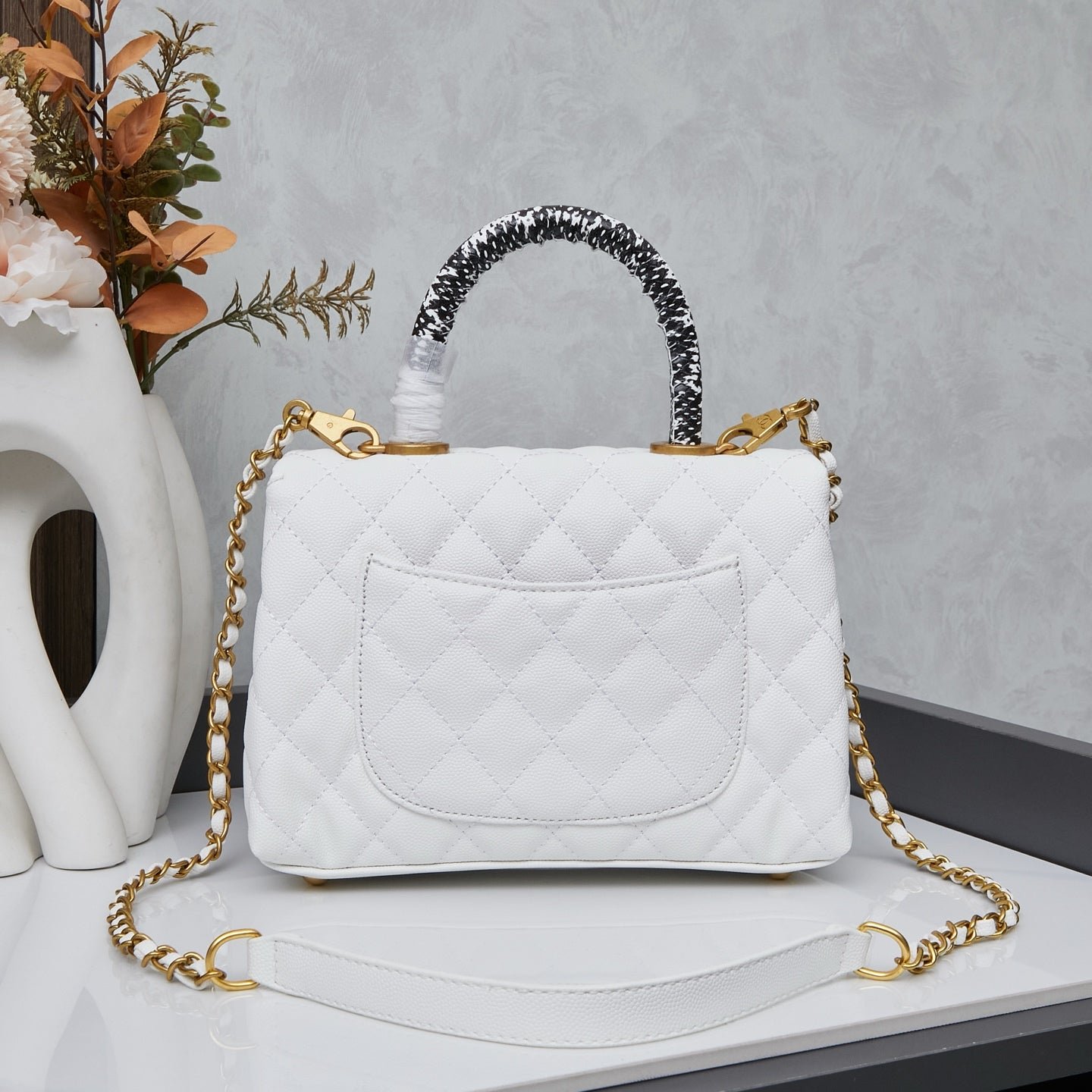 Chanel Flap Bag Blanca con Asa y Dorado | Cartera de Lujo en Panamá - Image 4