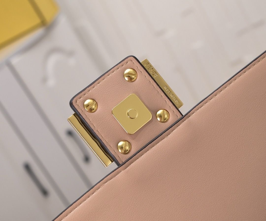 Bolso Fendi Baguette Rosa Nude | Lujo Clásico y Moderno en Panamá - Image 5