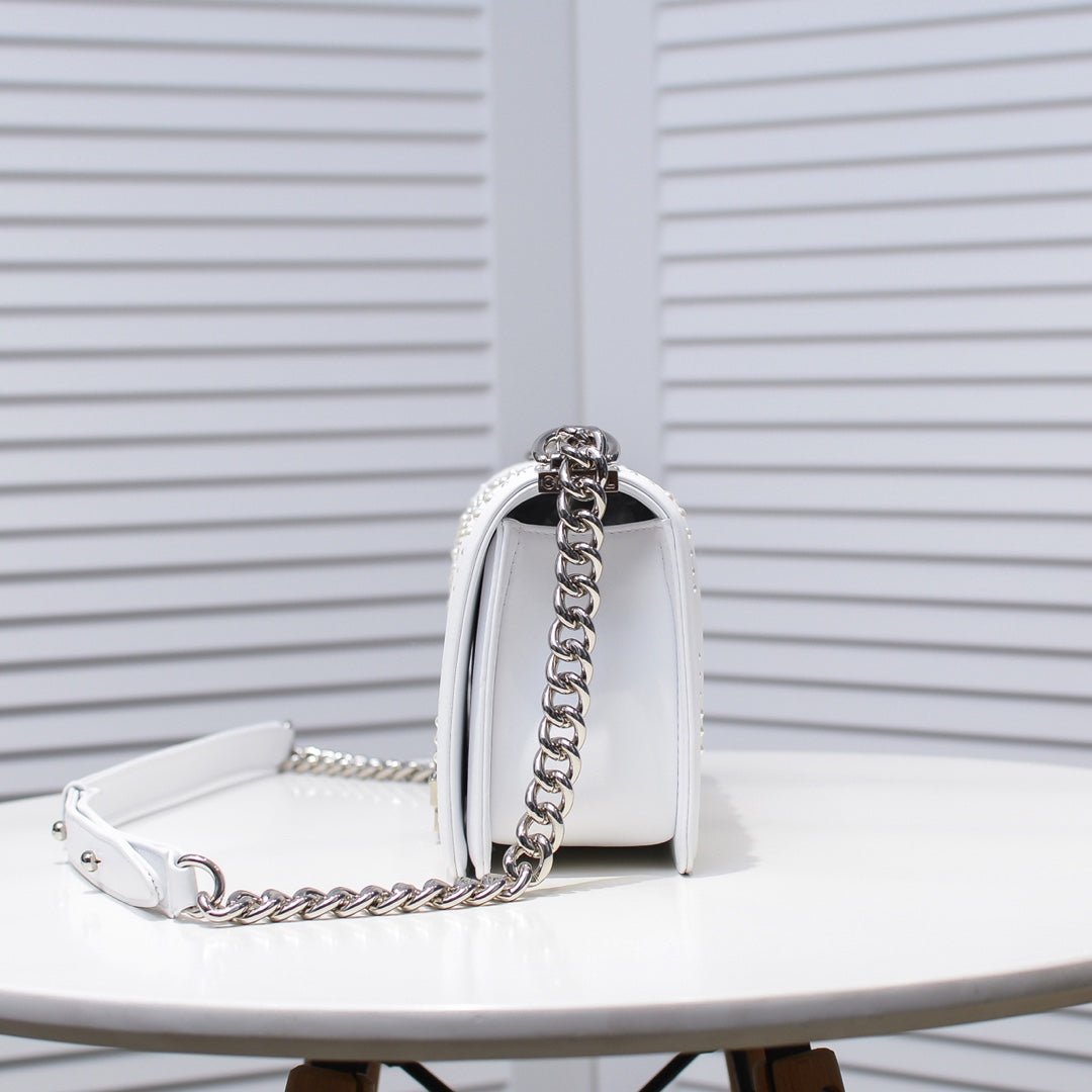 Bolso Chanel de Cuero con Perlas y Cadena | Elegancia Moderna en Panamá - Image 6