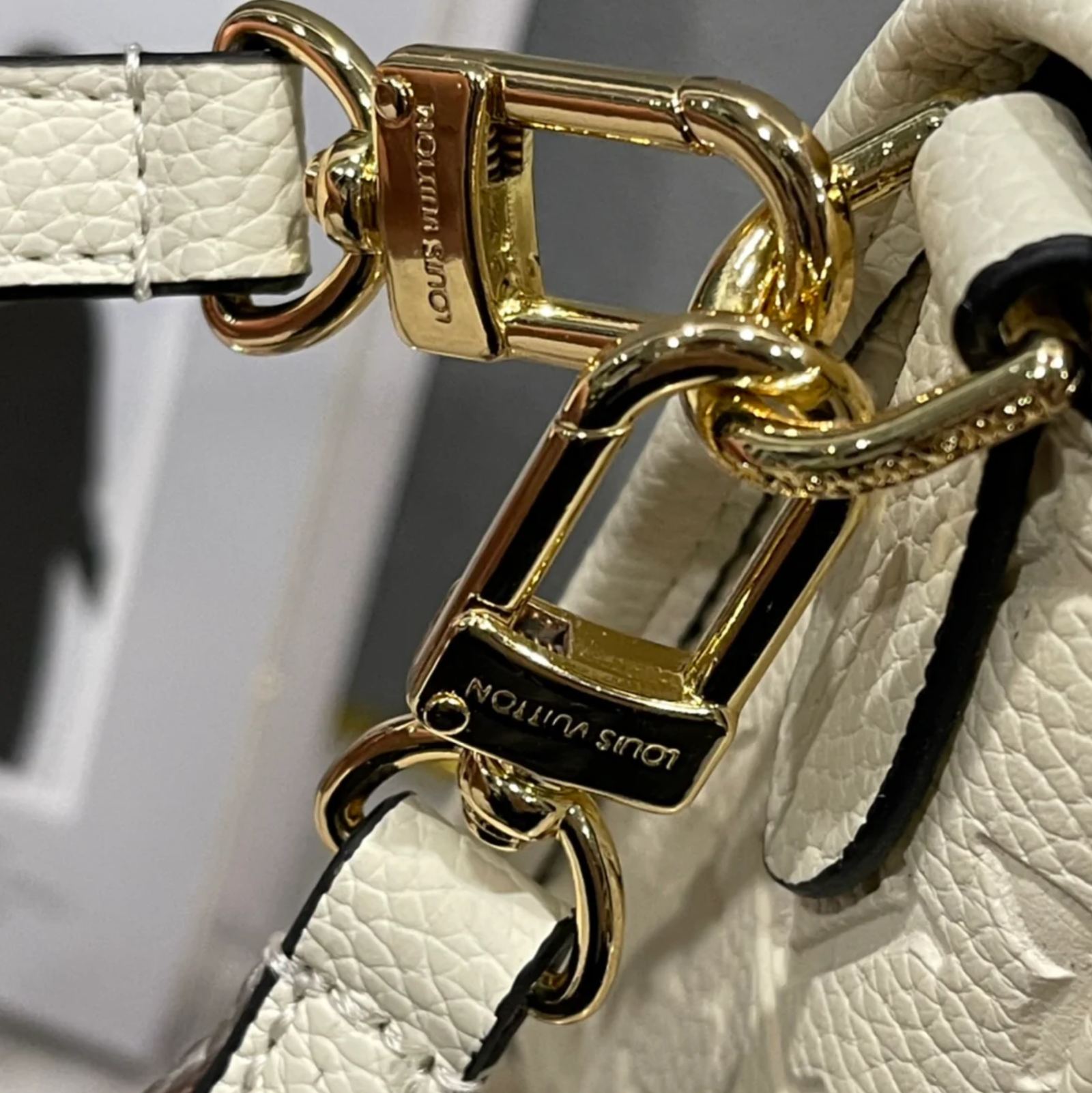 Louis Vuitton Diane Bag en Monogram Empreinte – Elegancia Versátil con Estilo Deportivo-Chic - Image 3