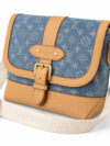 Louis Vuitton Saumur Messenger Bag en Denim Monogram Azul – Estilo Retro con Toque Moderno