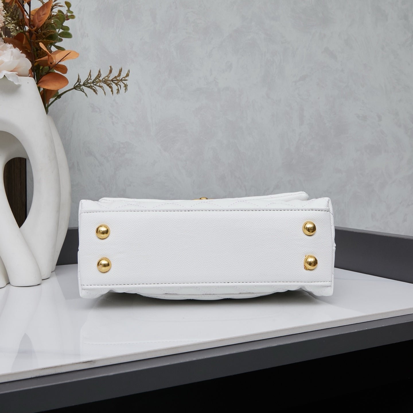 Chanel Flap Bag Blanca con Asa y Dorado | Cartera de Lujo en Panamá - Image 5