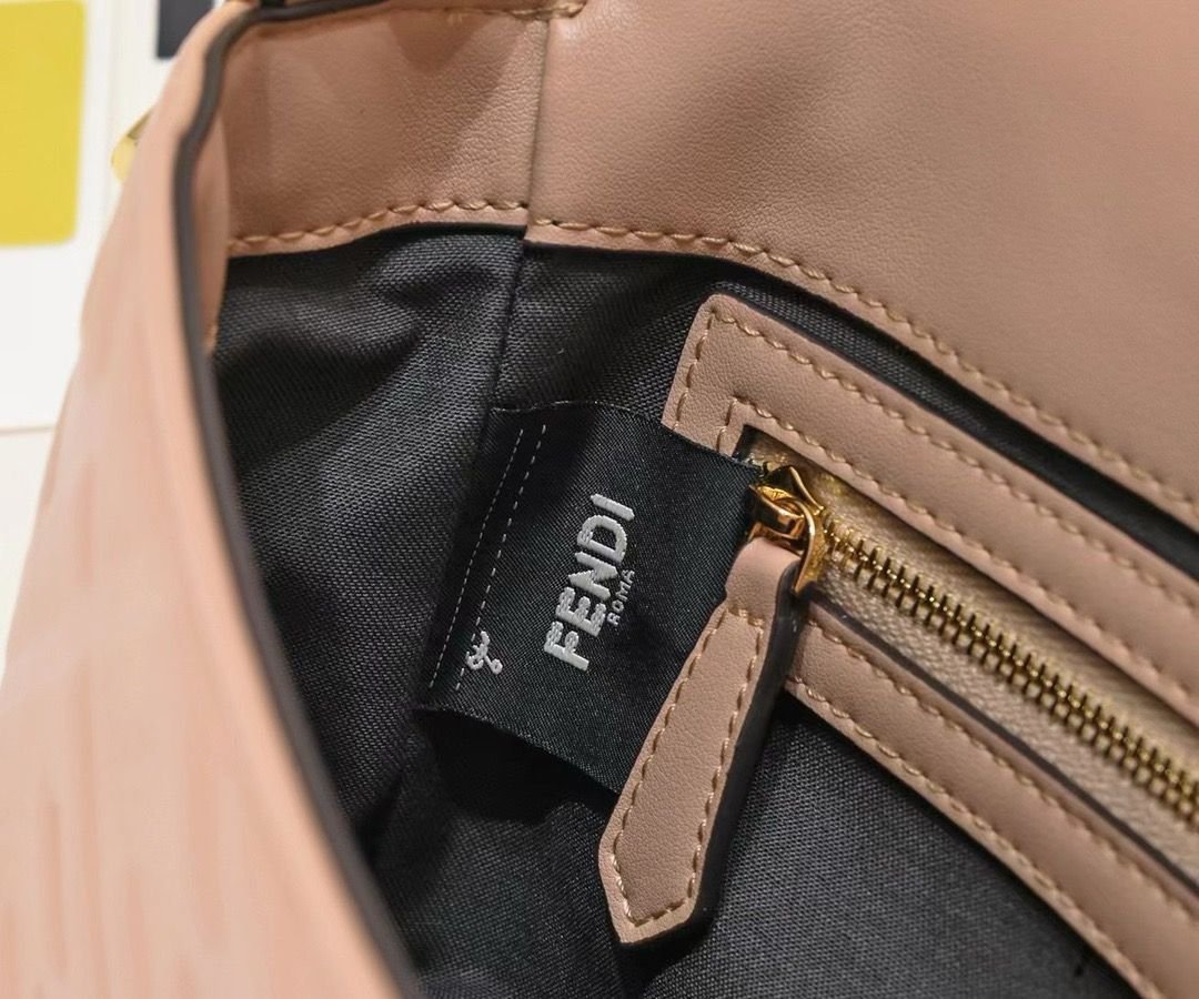 Bolso Fendi Baguette Rosa Nude | Lujo Clásico y Moderno en Panamá - Image 6