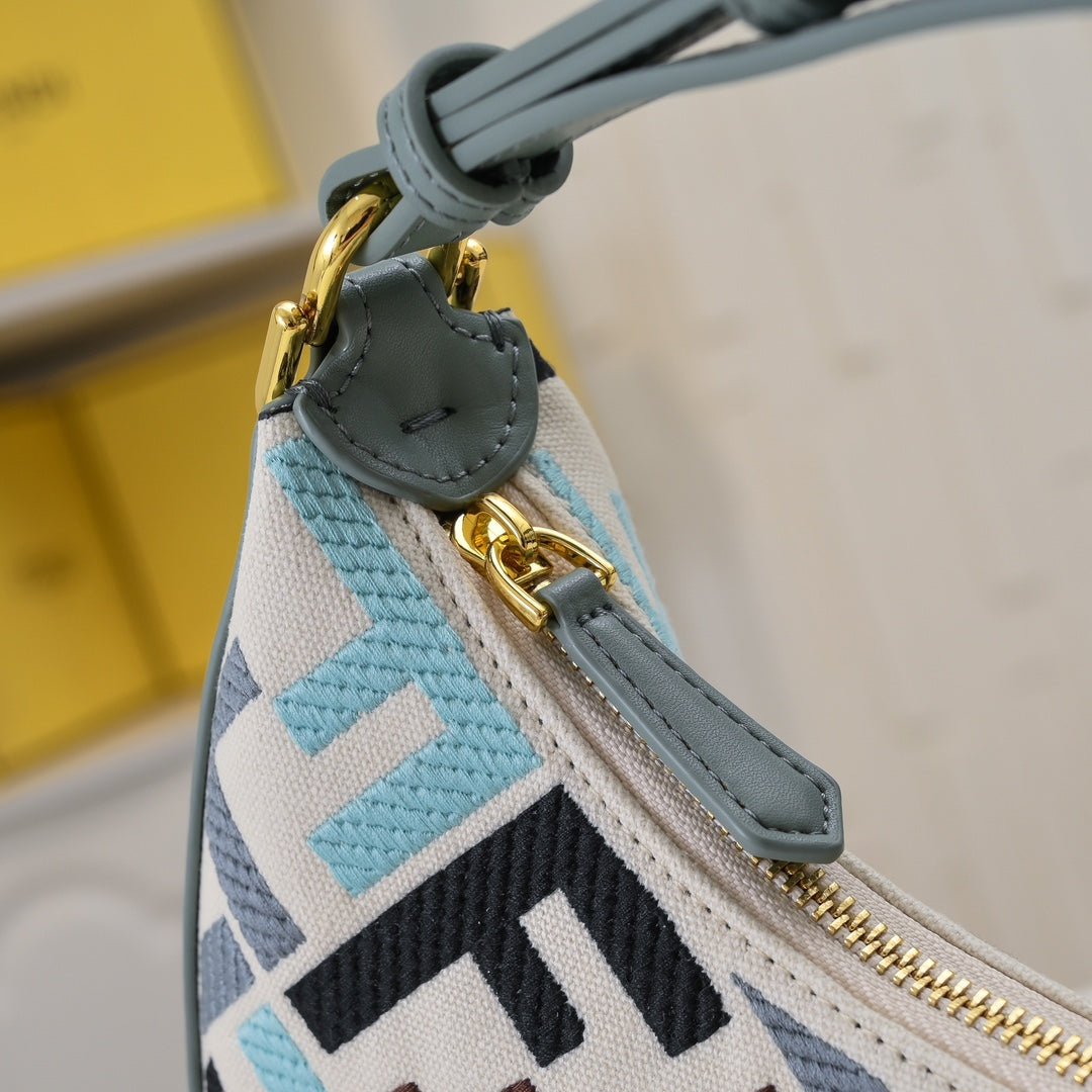 Bolso Fendi Graphy Hobo | Diseño Lunar y Estilo Icónico en Panamá - Image 4
