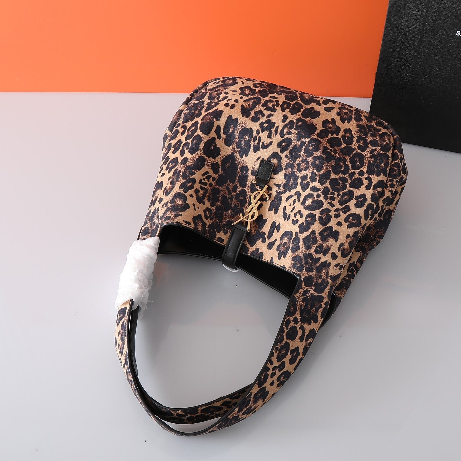 Bolso Yves Saint Laurent BEA Hobo Leopardo | Lujo Relajado en Panamá - Image 4