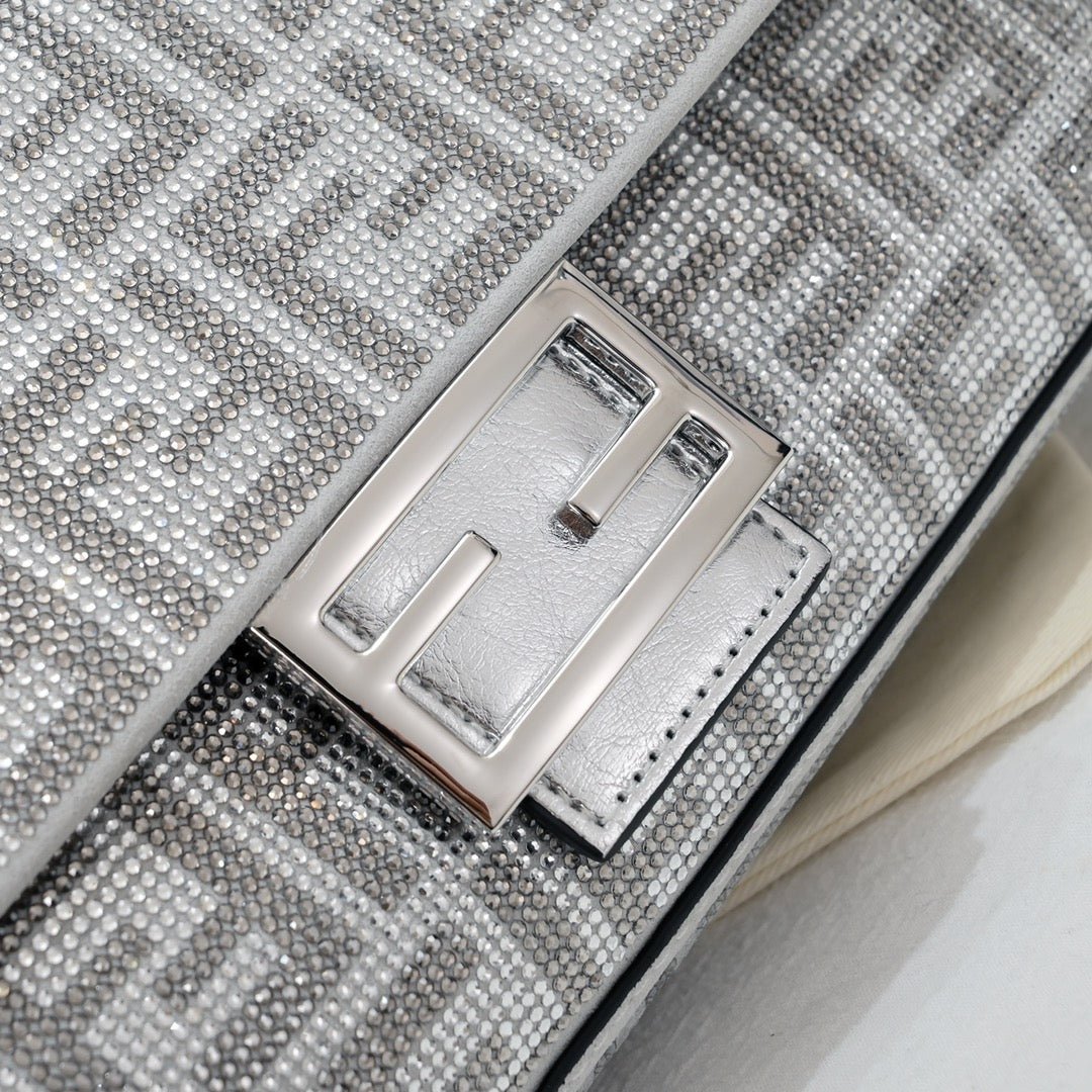 Bolso Fendi Baguette Cristales FF | Lujo Brillante y Sofisticado en Panamá - Image 4
