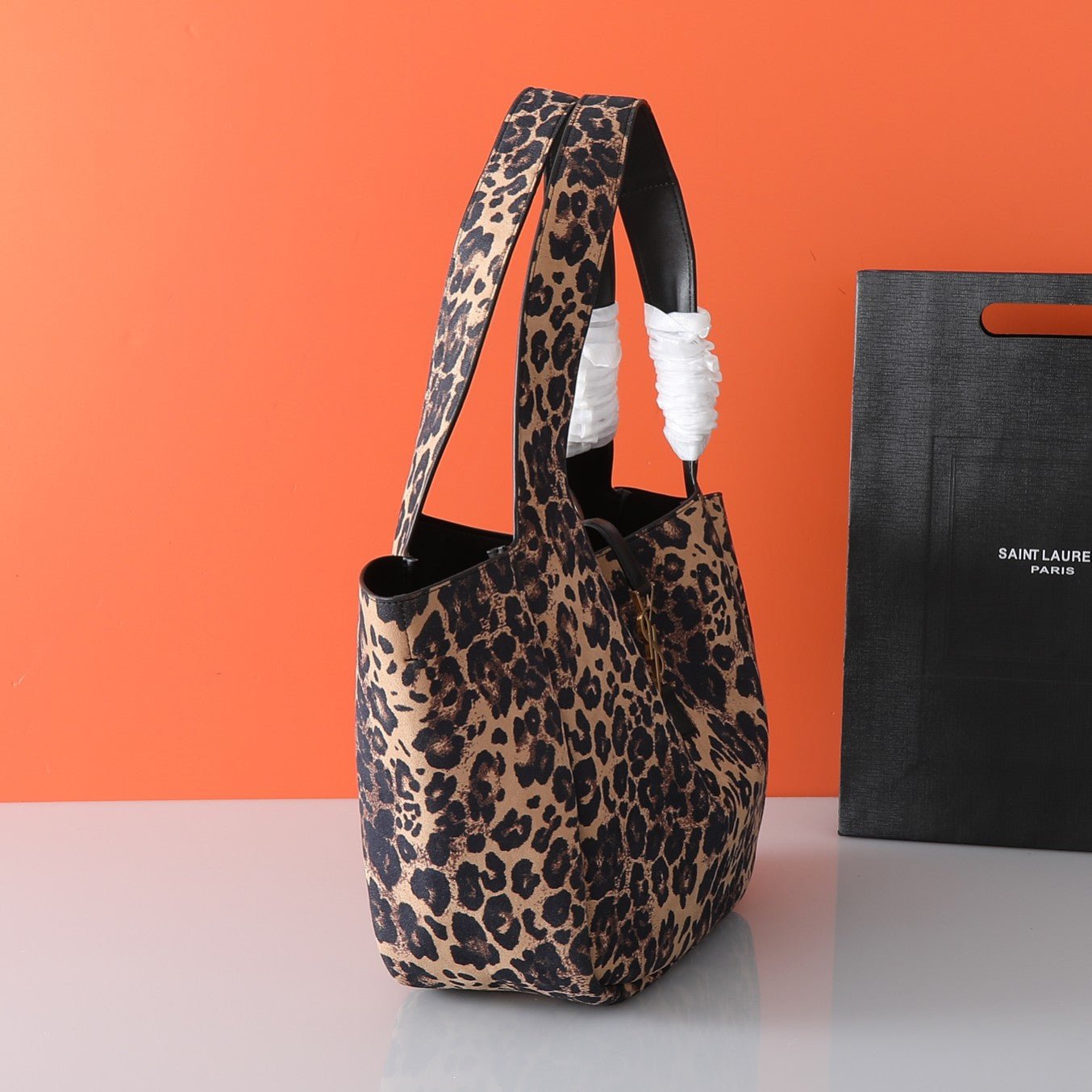 Bolso Yves Saint Laurent BEA Hobo Leopardo | Lujo Relajado en Panamá - Image 5