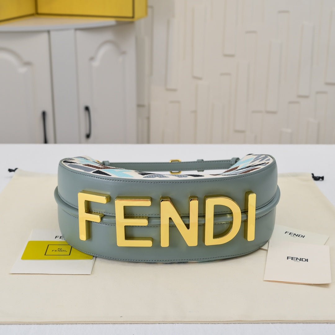 Bolso Fendi Graphy Hobo | Diseño Lunar y Estilo Icónico en Panamá - Image 5