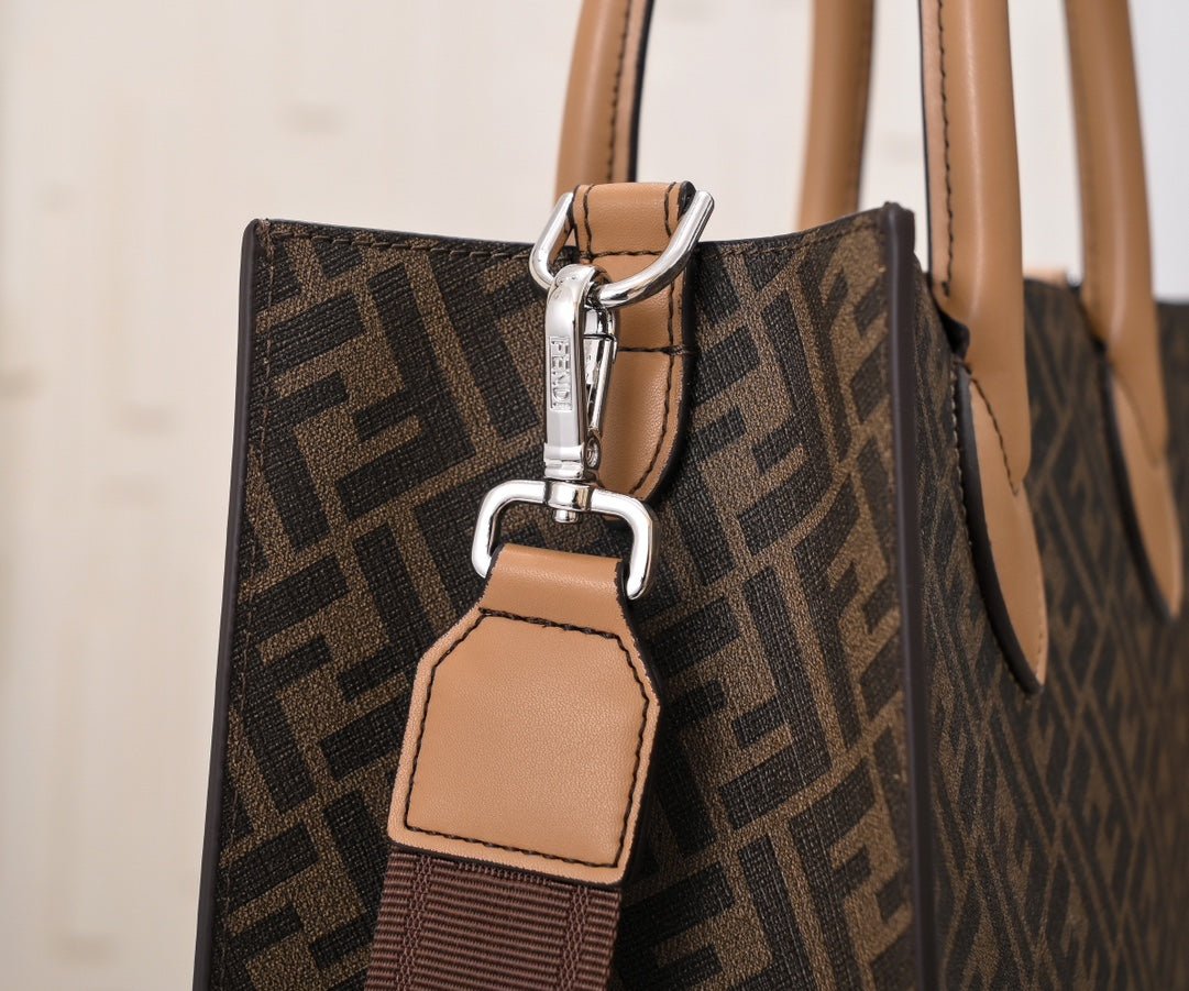 Bolso Tote Fendi Vintage Old School | Estilo Ejecutivo y Viajes en Panamá - Image 5