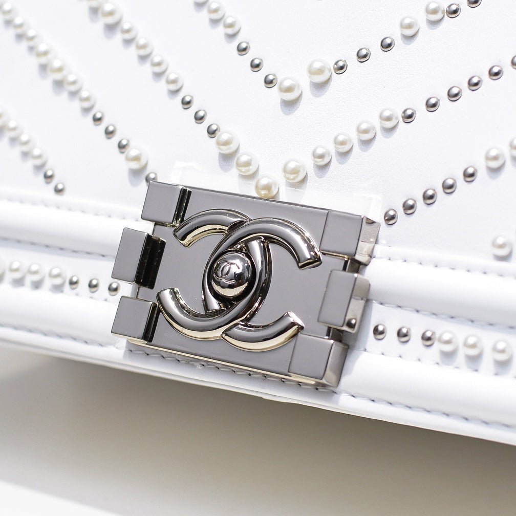 Bolso Chanel de Cuero con Perlas y Cadena | Elegancia Moderna en Panamá - Image 2