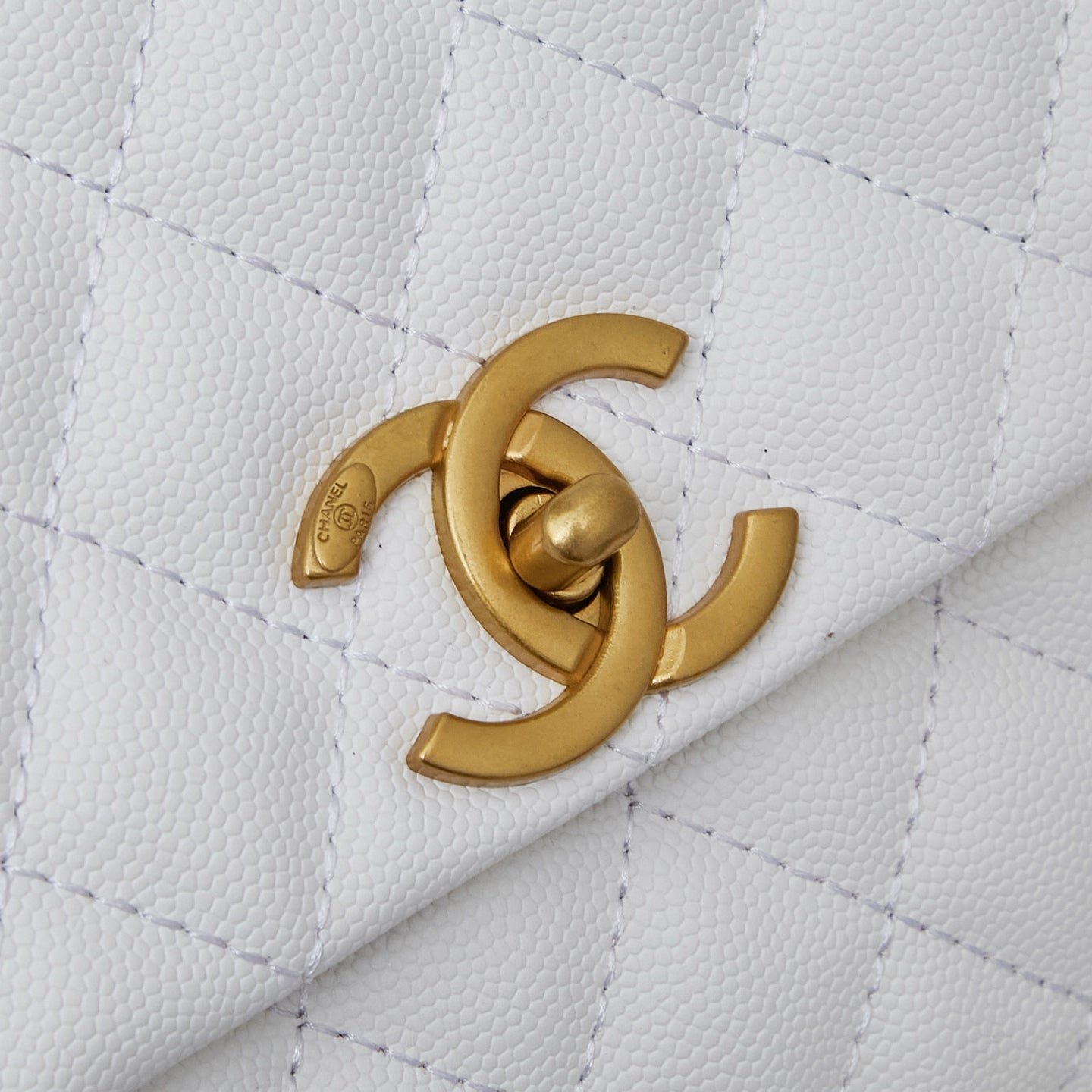 Chanel Flap Bag Blanca con Asa y Dorado | Cartera de Lujo en Panamá - Image 3