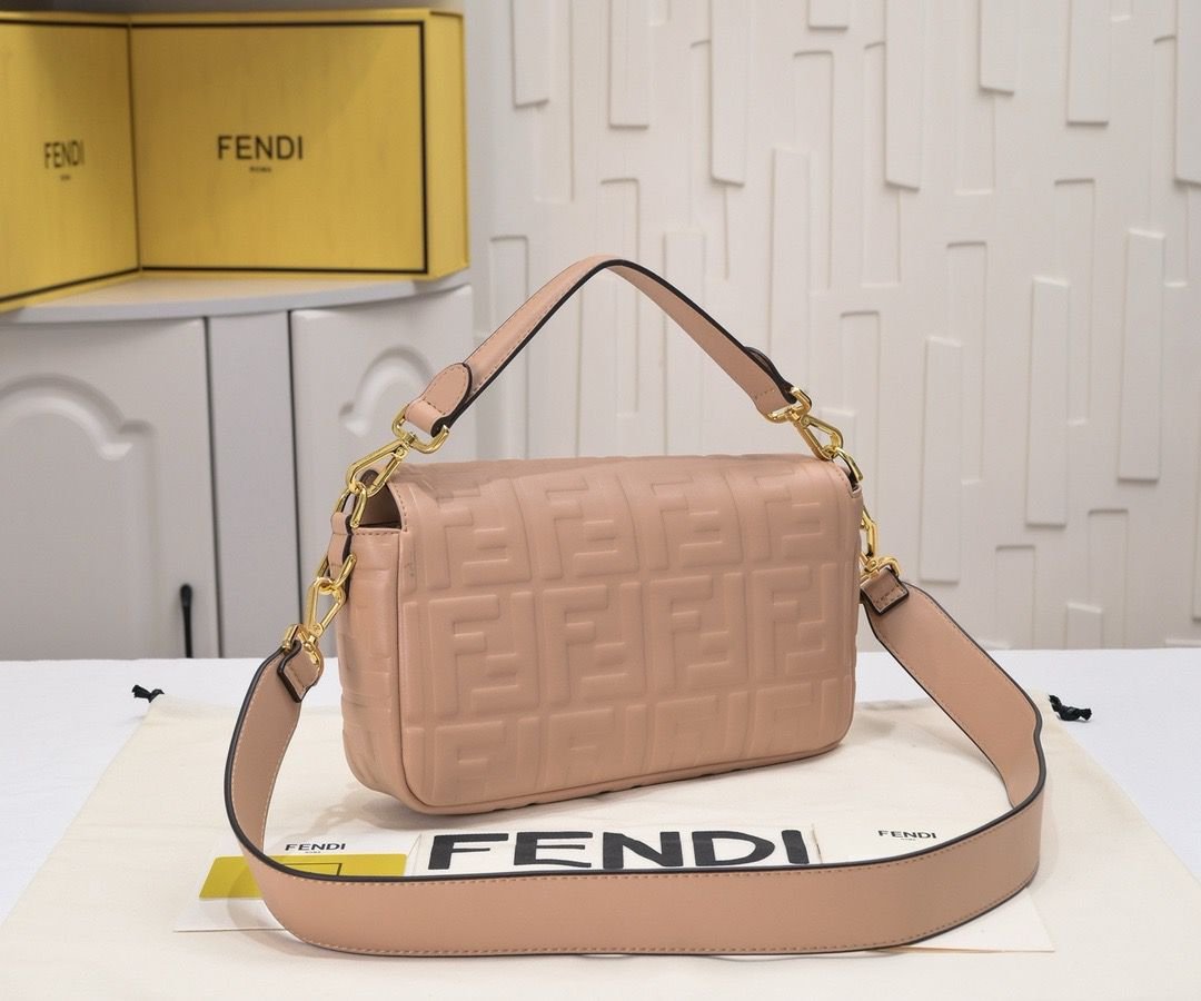 Bolso Fendi Baguette Rosa Nude | Lujo Clásico y Moderno en Panamá - Image 2
