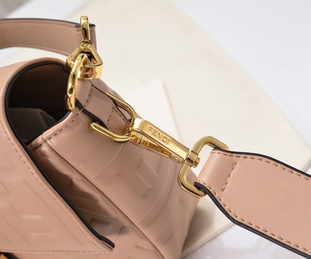 Bolso Fendi Baguette Rosa Nude | Lujo Clásico y Moderno en Panamá - Image 7