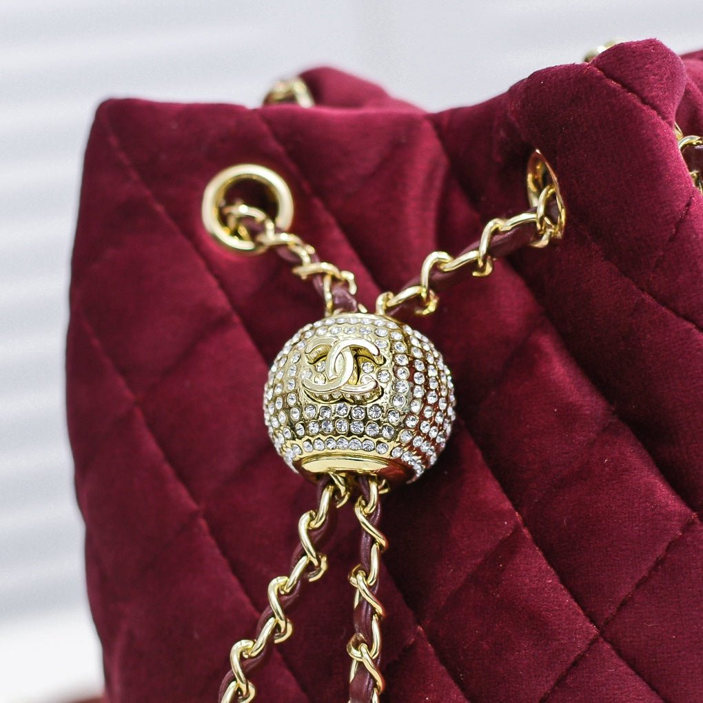 Bucket Bag de Terciopelo con Cristales | Glamour de Otoño-Invierno en Panamá - Image 7