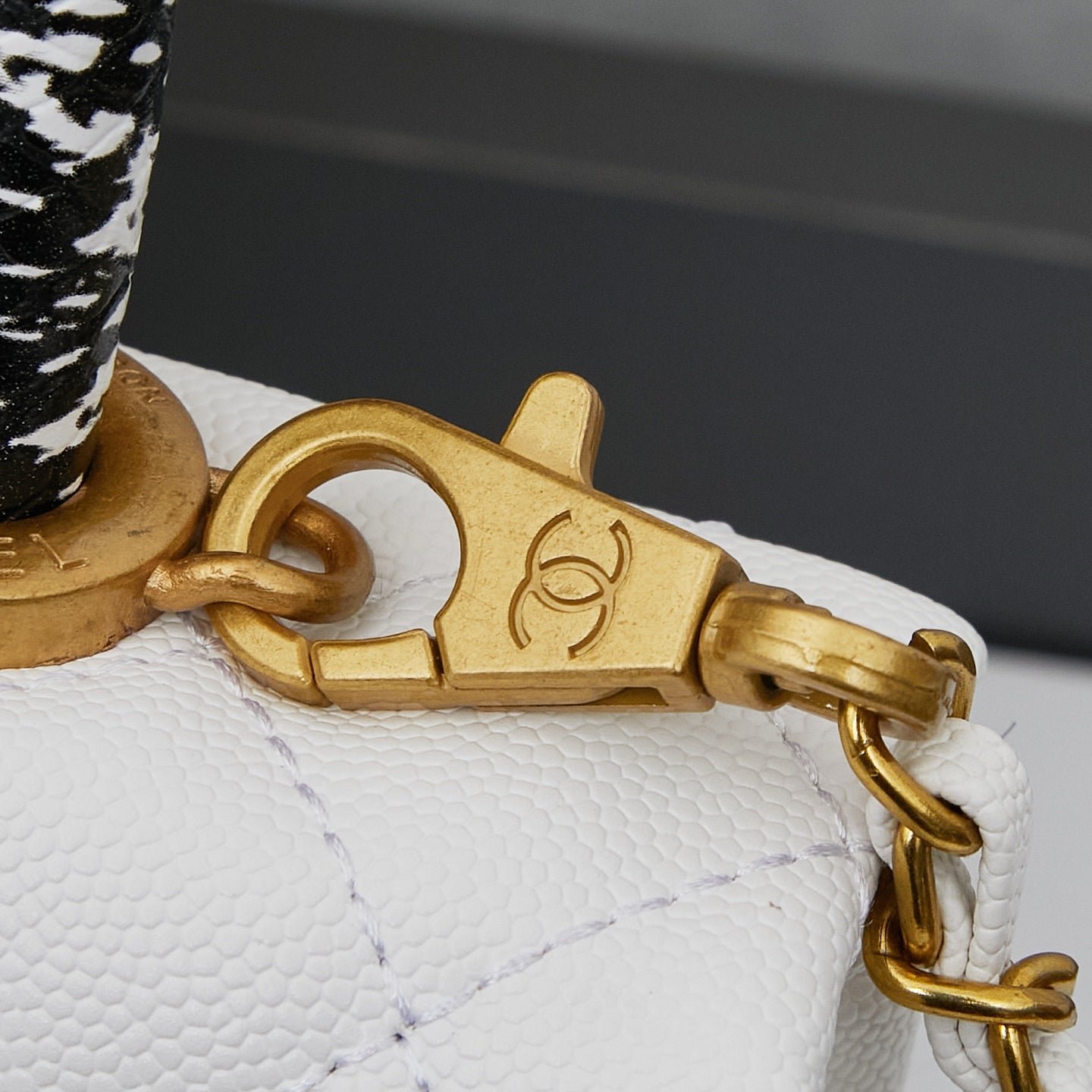Chanel Flap Bag Blanca con Asa y Dorado | Cartera de Lujo en Panamá - Image 6