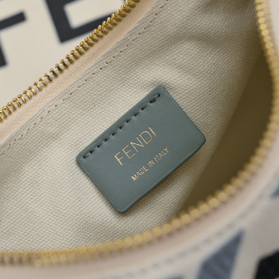 Bolso Fendi Graphy Hobo | Diseño Lunar y Estilo Icónico en Panamá - Image 6