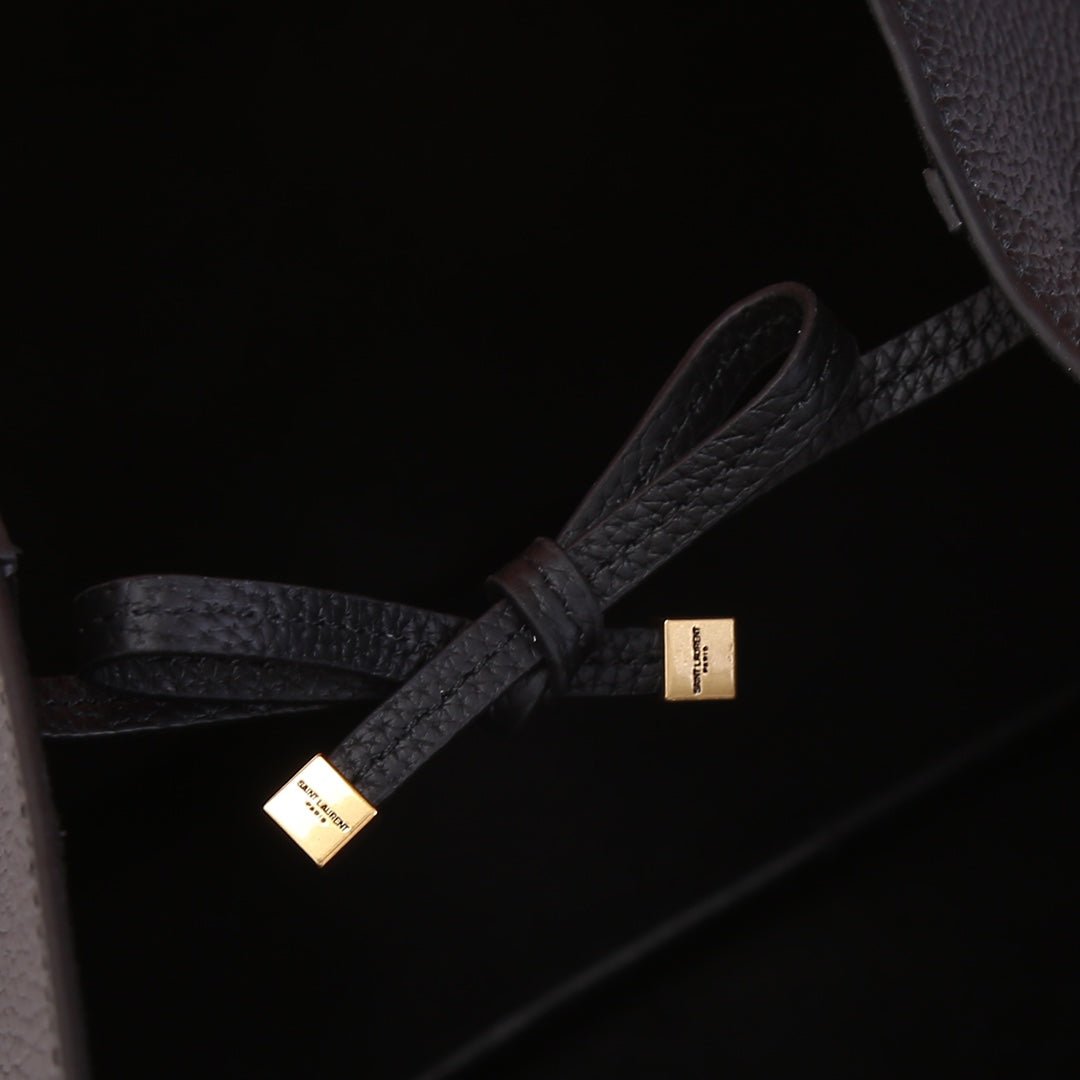 Bolso Yves Saint Laurent BEA Shopping Hobo Negro | Estilo Relajado y Lujo en Panamá - Image 6