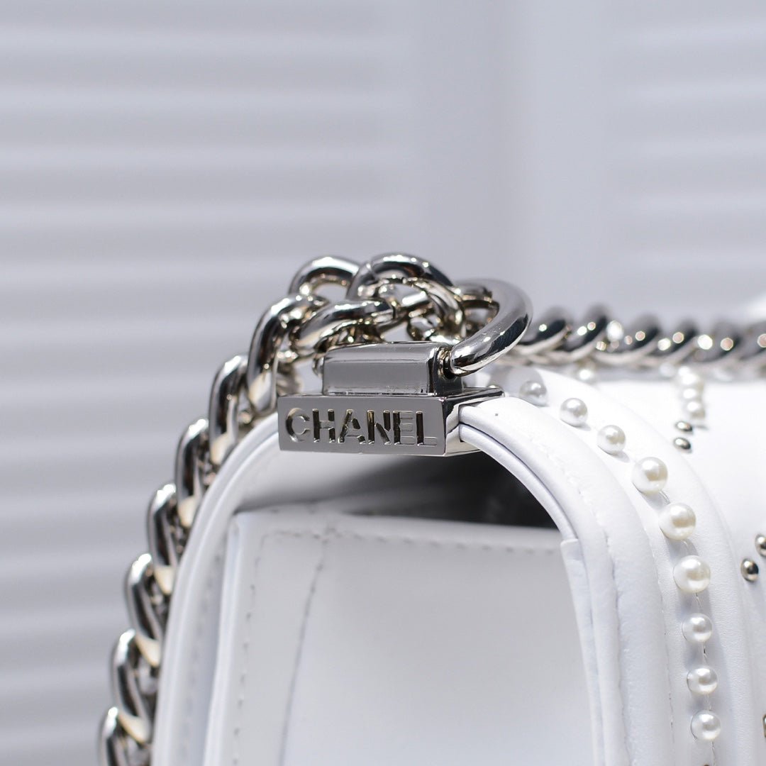 Bolso Chanel de Cuero con Perlas y Cadena | Elegancia Moderna en Panamá - Image 10