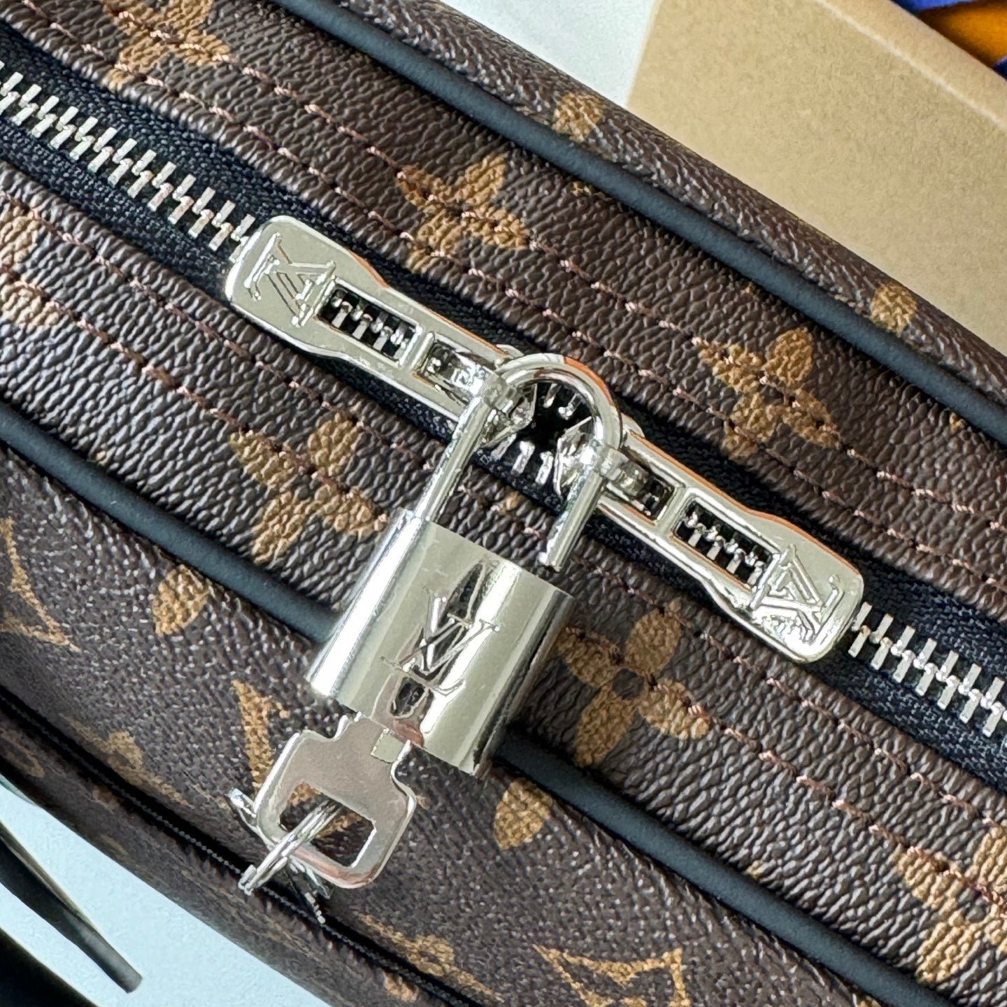 Maletín Louis Vuitton Voyage | Portafolio de Lujo para Laptop en Panamá - Image 2
