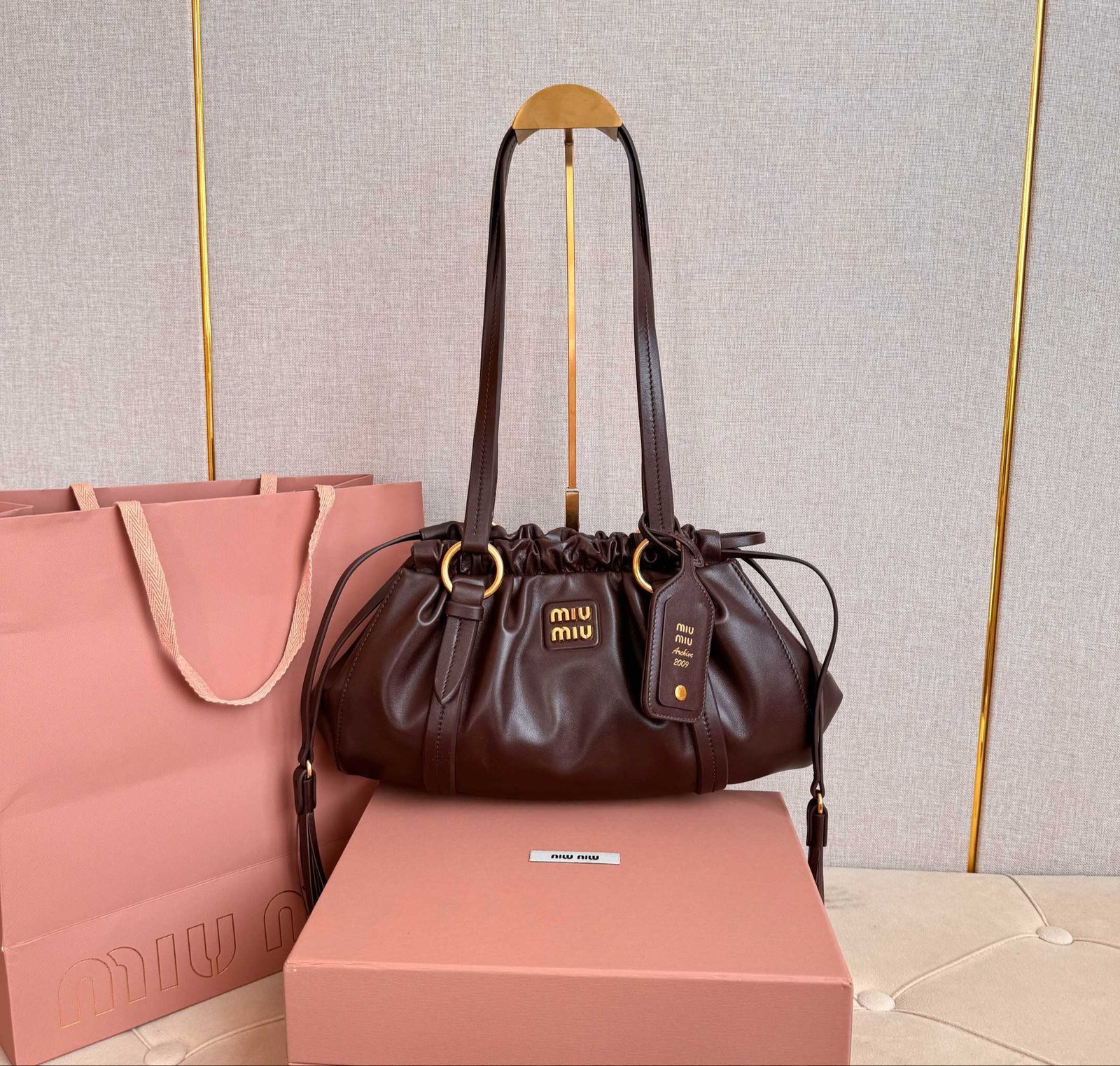 Bolso Miu Miu Joy de Cuero Marrón – Con Correa y Herrajes Dorados - Image 4