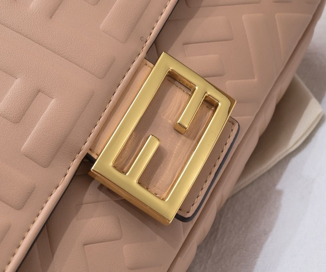 Bolso Fendi Baguette Rosa Nude | Lujo Clásico y Moderno en Panamá - Image 8