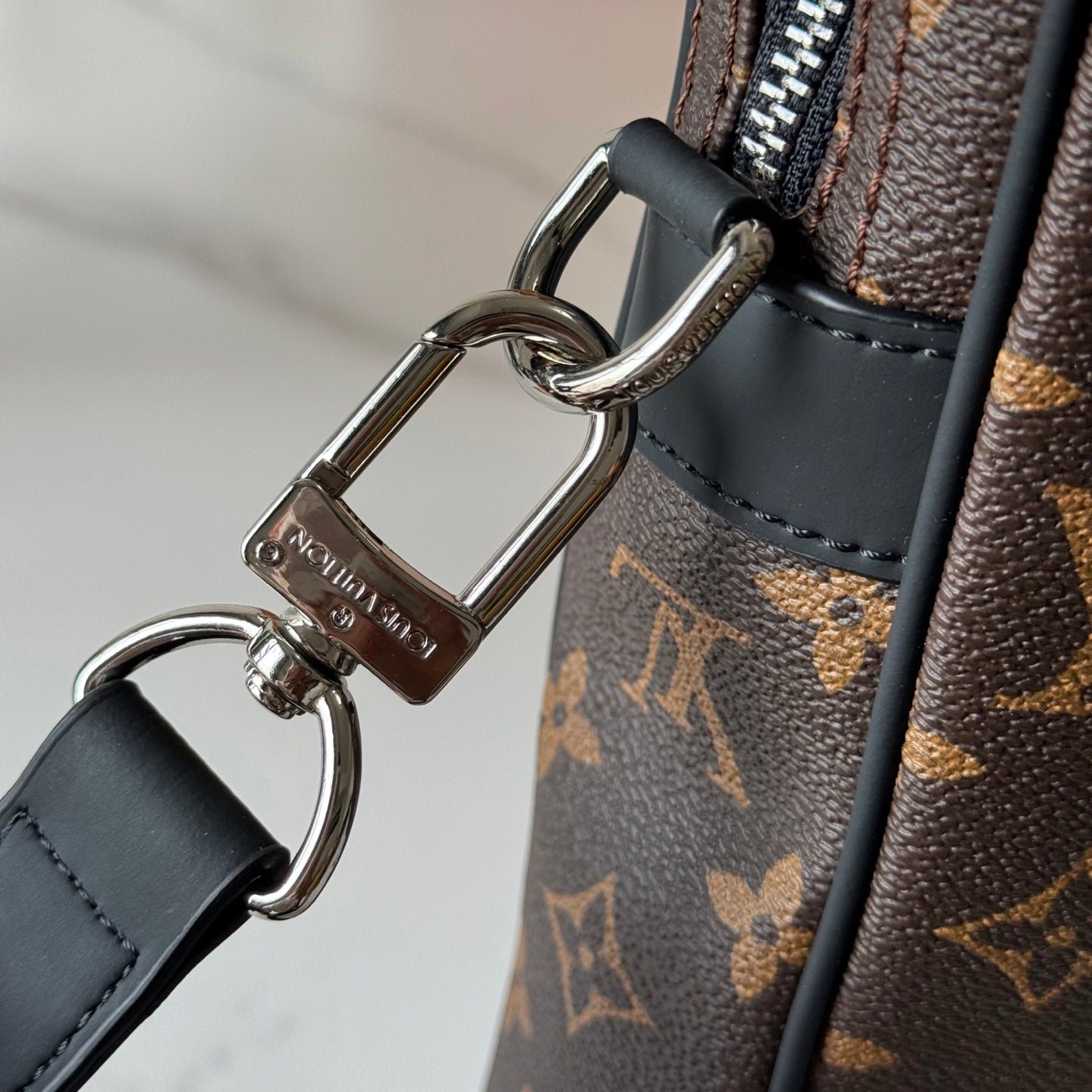 Maletín Louis Vuitton Voyage | Portafolio de Lujo para Laptop en Panamá - Image 4