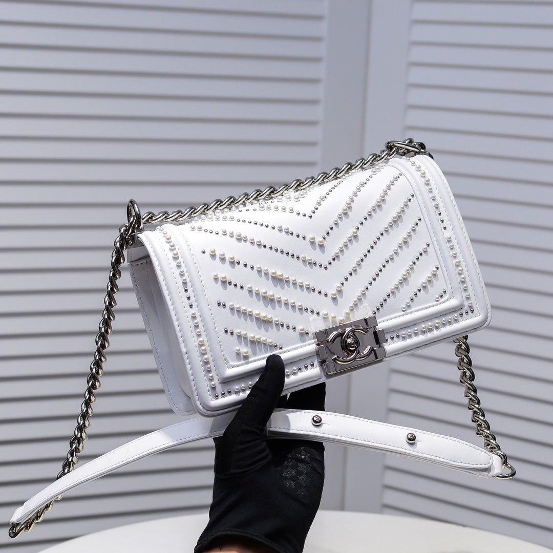 Bolso Chanel de Cuero con Perlas y Cadena | Elegancia Moderna en Panamá - Image 13