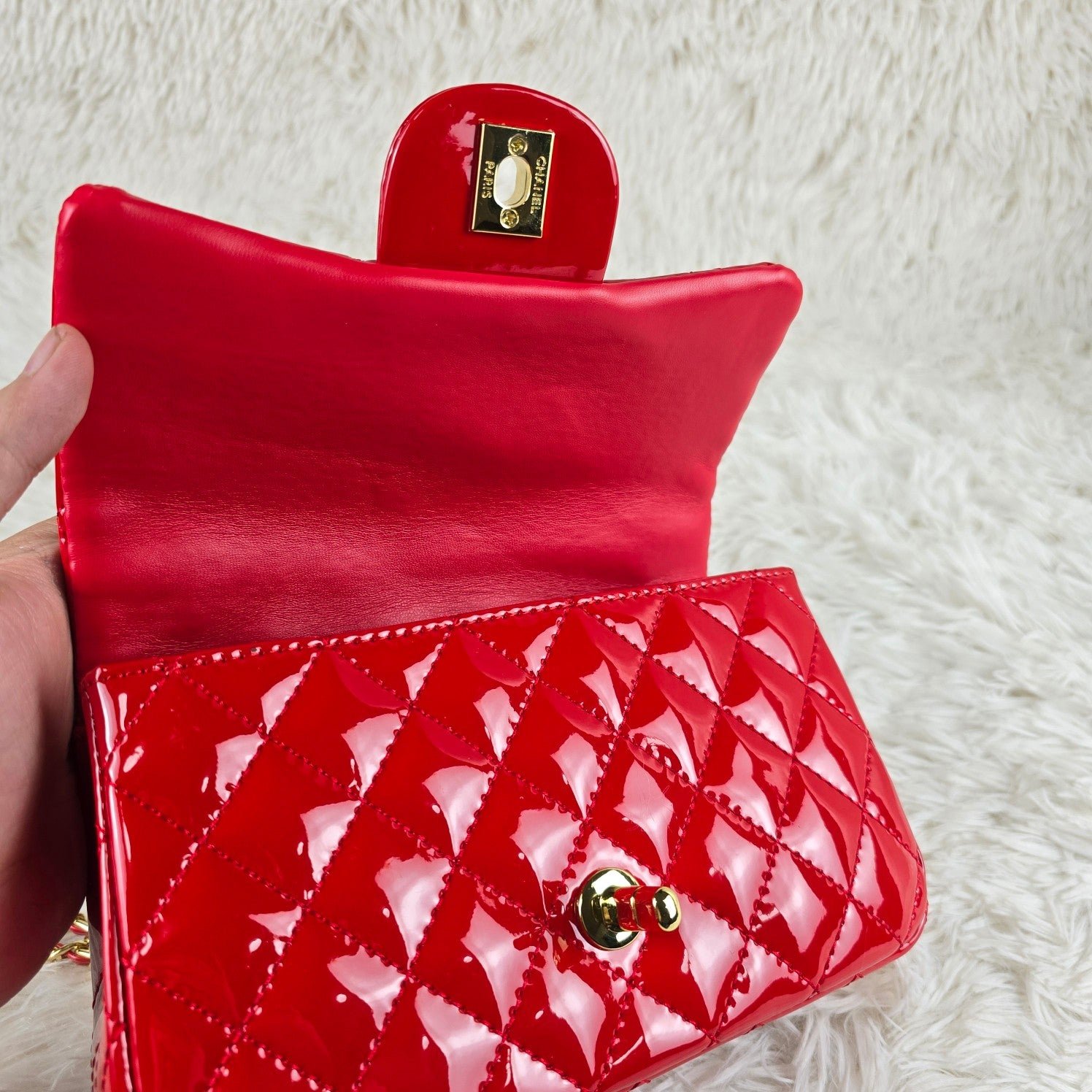Bolso de Charol Estilo Clásico | Elegancia Moderna y Versatilidad en Panamá - Image 16