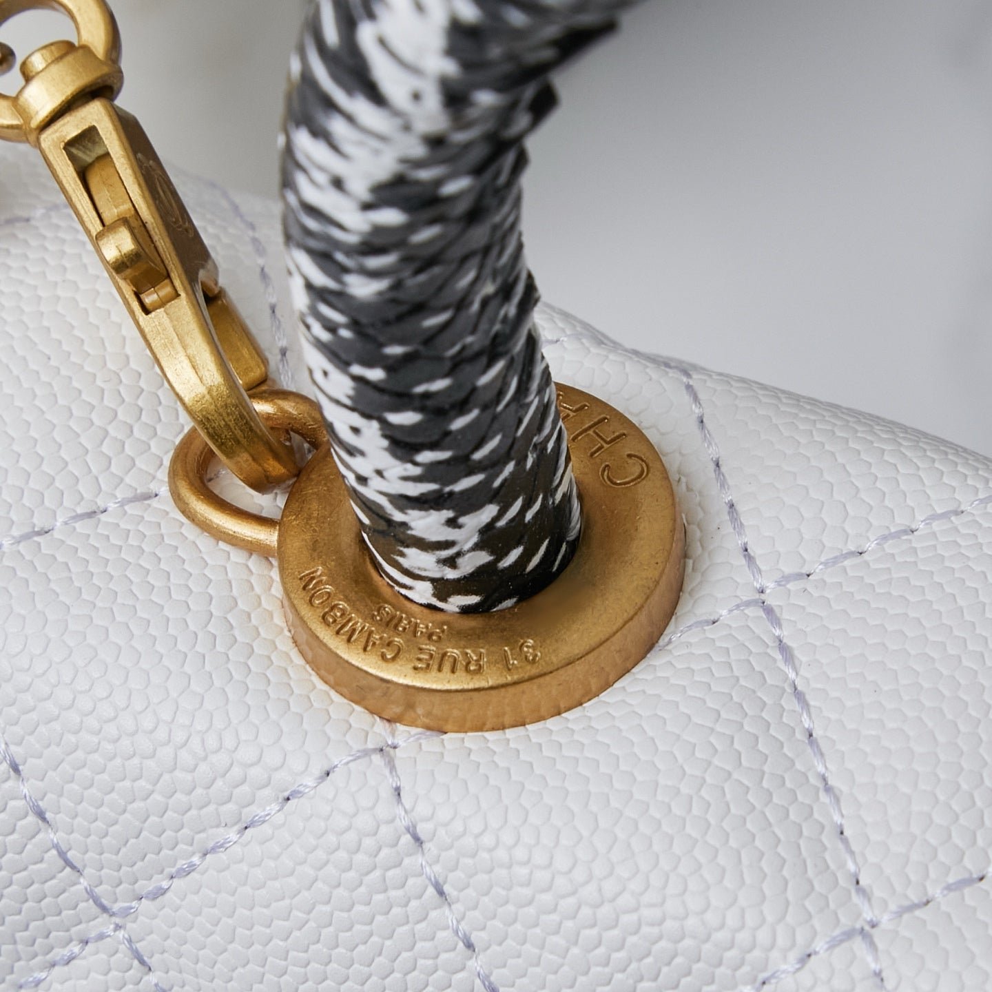 Chanel Flap Bag Blanca con Asa y Dorado | Cartera de Lujo en Panamá - Image 7