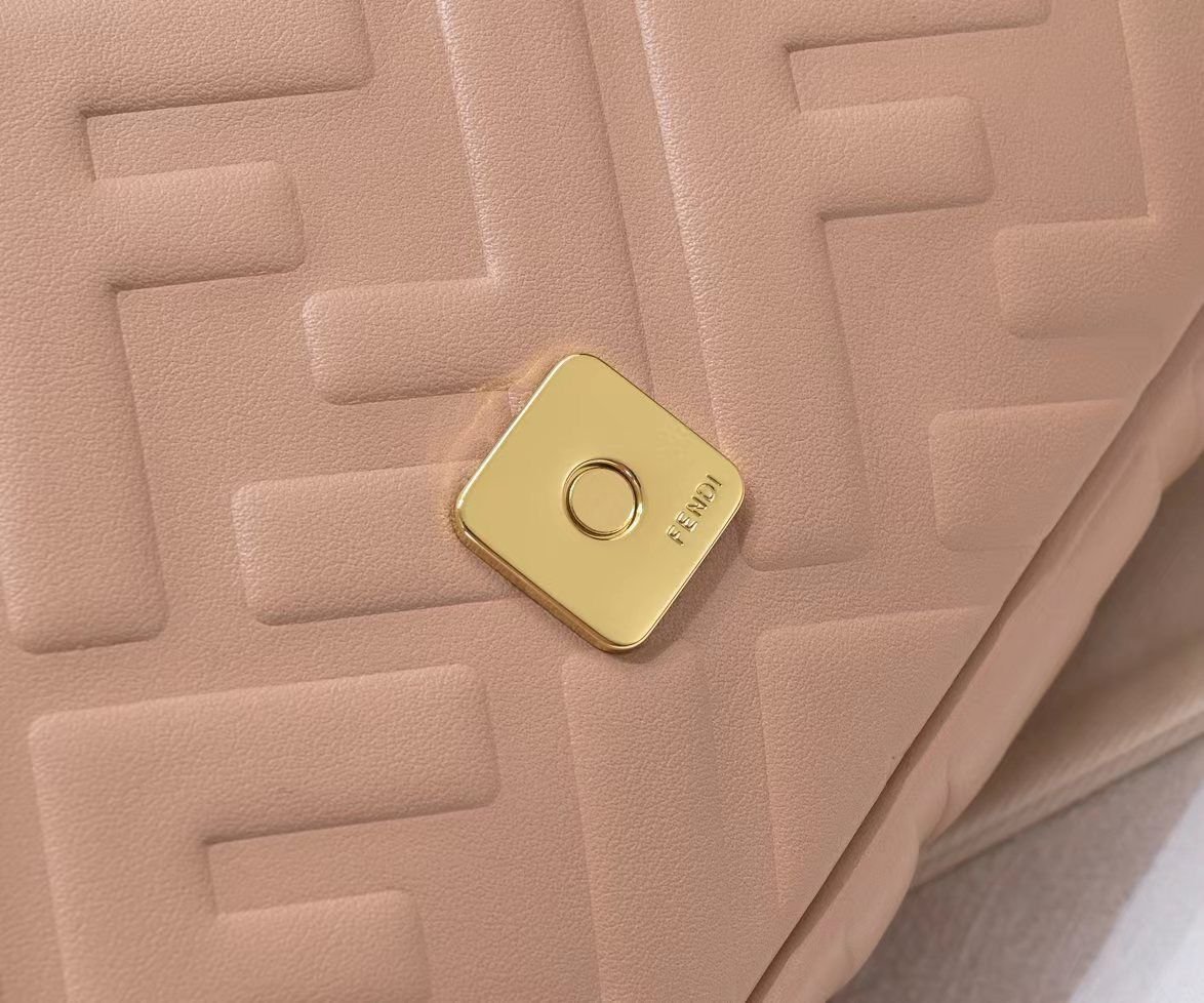 Bolso Fendi Baguette Rosa Nude | Lujo Clásico y Moderno en Panamá - Image 9