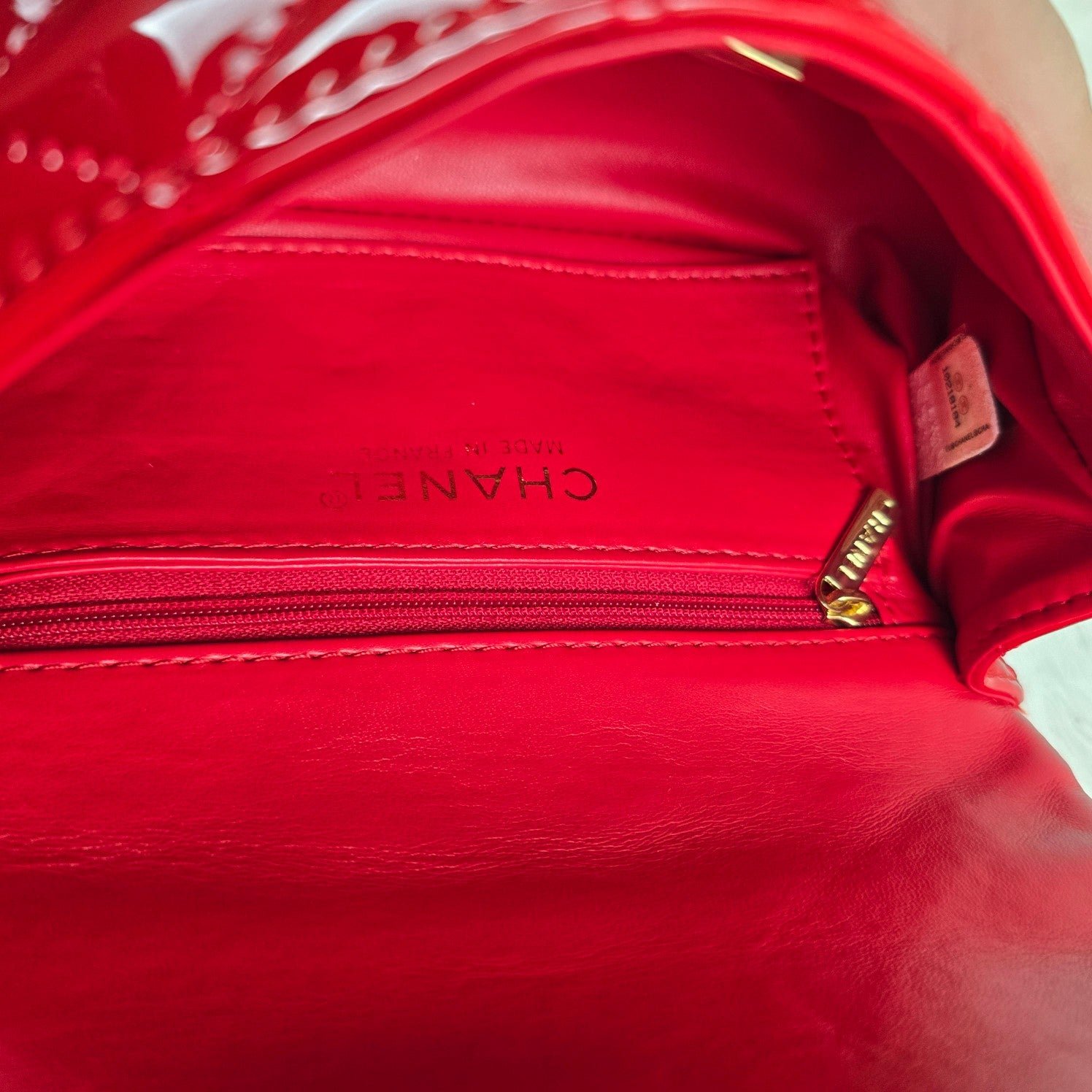 Bolso de Charol Estilo Clásico | Elegancia Moderna y Versatilidad en Panamá - Image 3