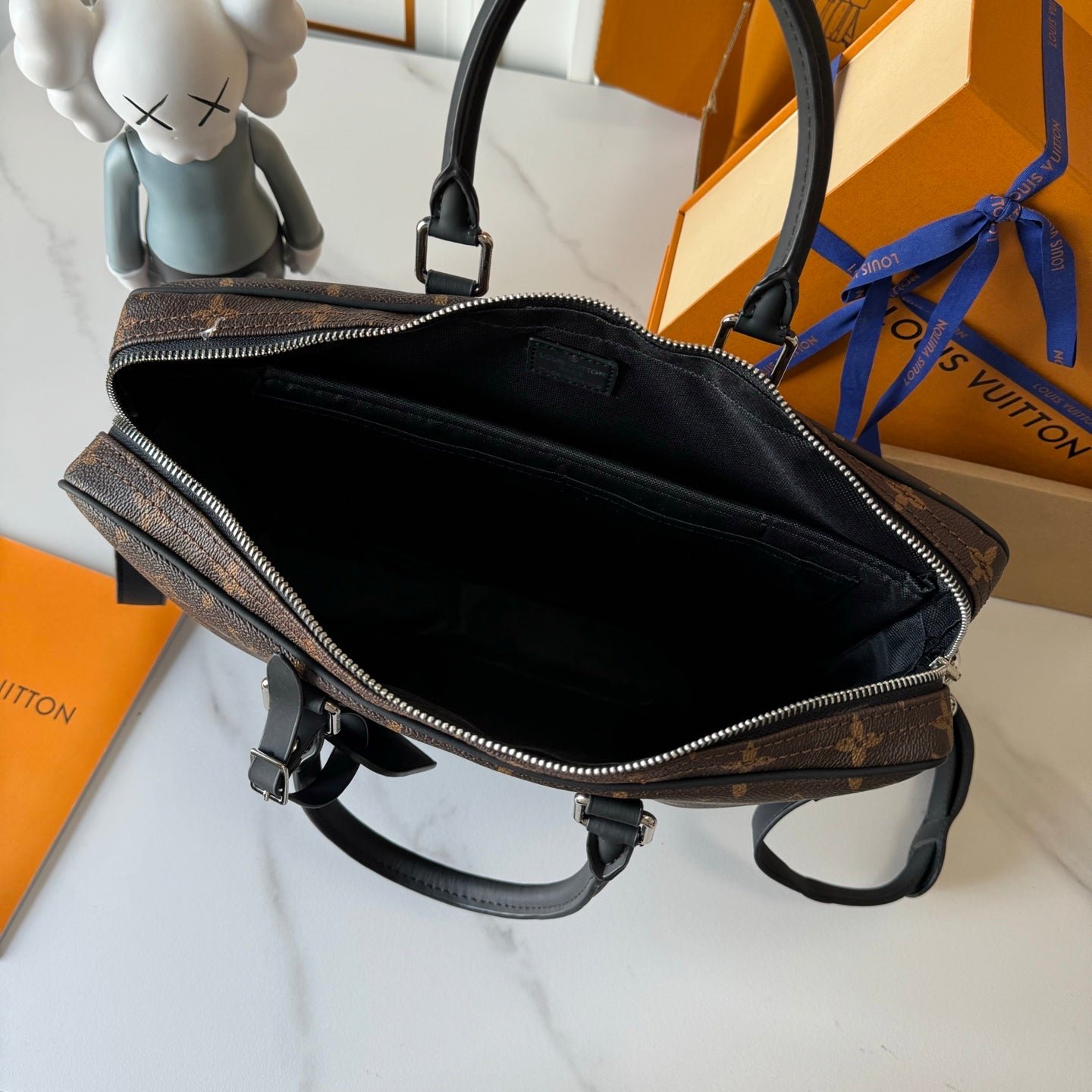 Maletín Louis Vuitton Voyage | Portafolio de Lujo para Laptop en Panamá - Image 8