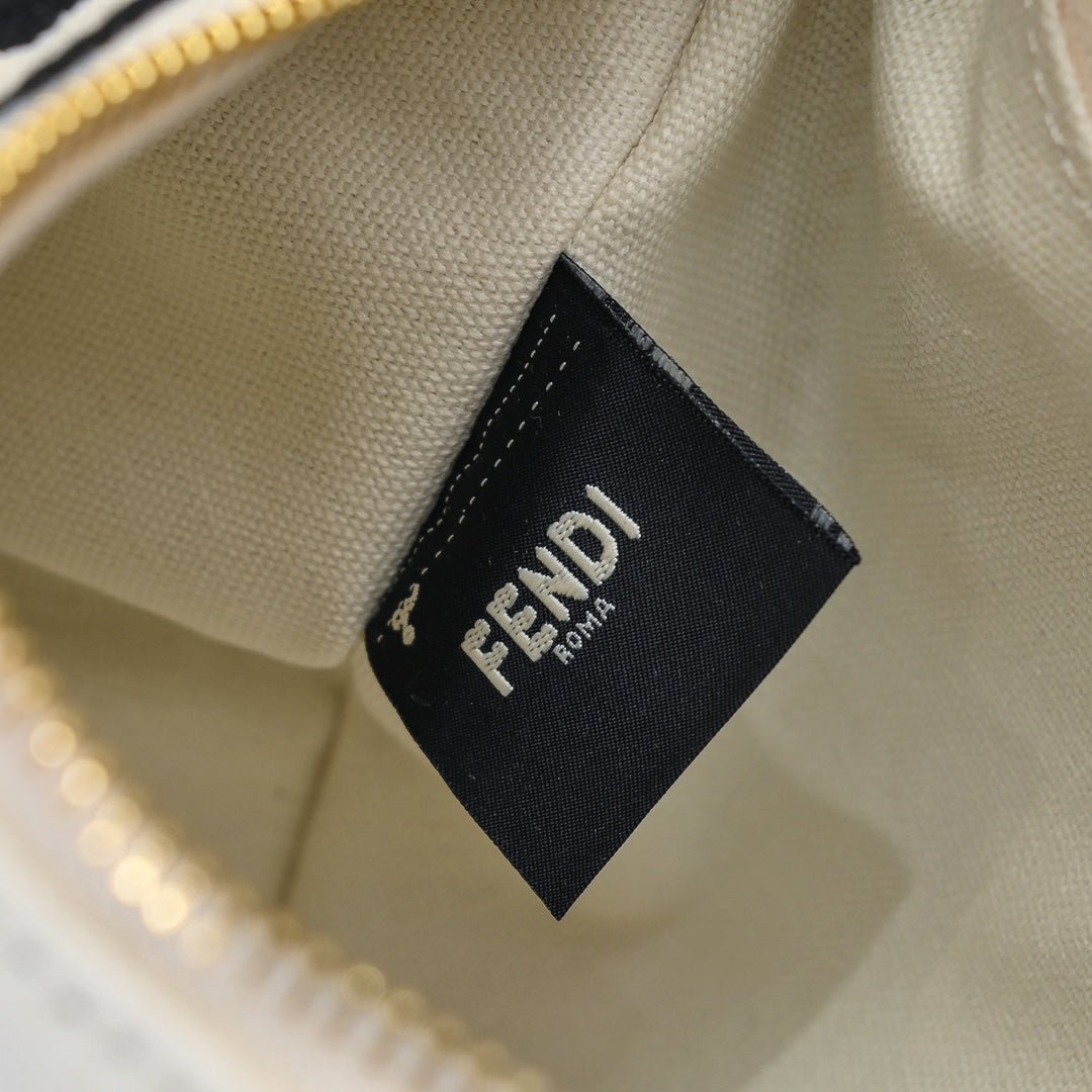 Bolso Fendi Graphy Hobo | Diseño Lunar y Estilo Icónico en Panamá - Image 8