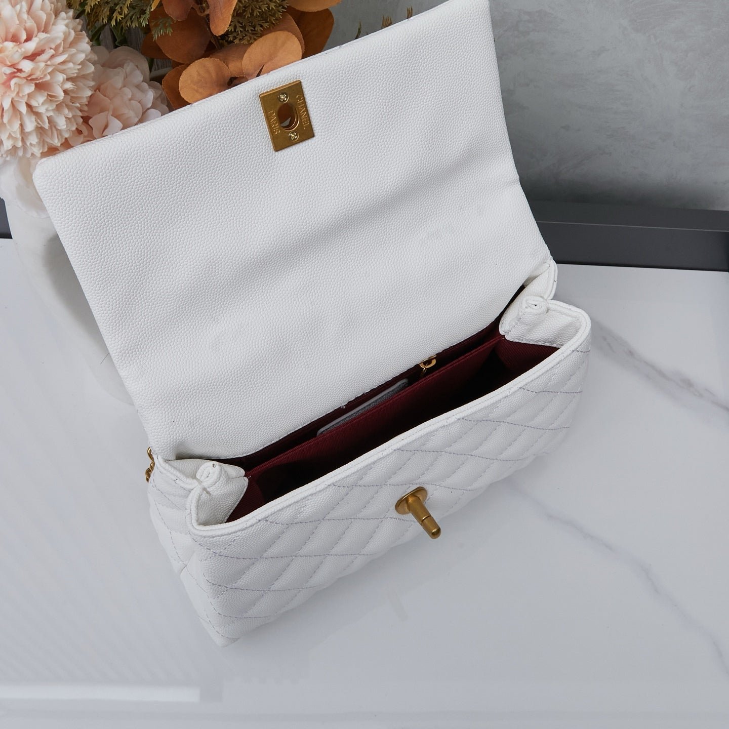 Chanel Flap Bag Blanca con Asa y Dorado | Cartera de Lujo en Panamá - Image 9