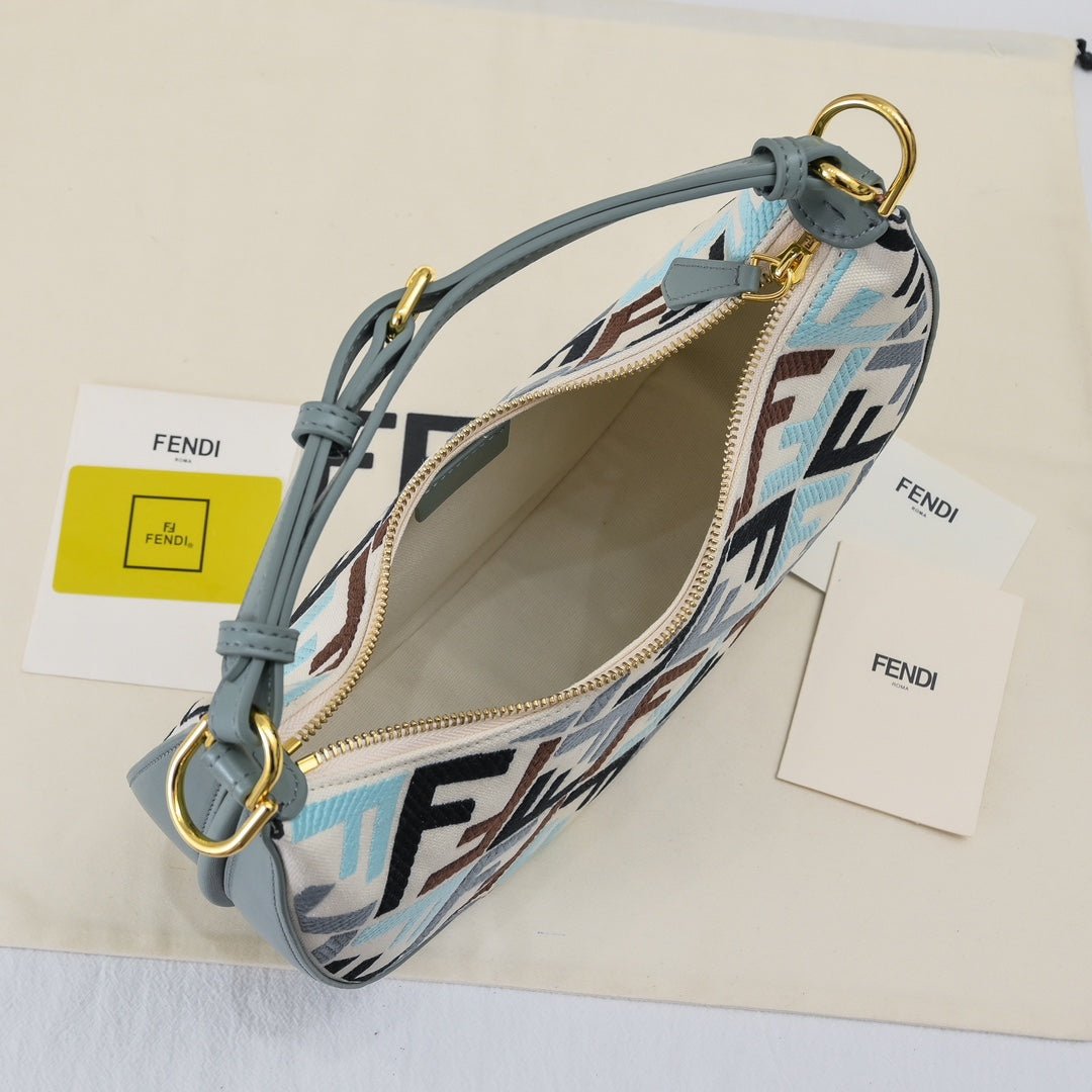 Bolso Fendi Graphy Hobo | Diseño Lunar y Estilo Icónico en Panamá - Image 9