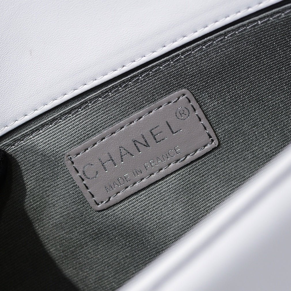 Bolso Chanel de Cuero con Perlas y Cadena | Elegancia Moderna en Panamá - Image 17