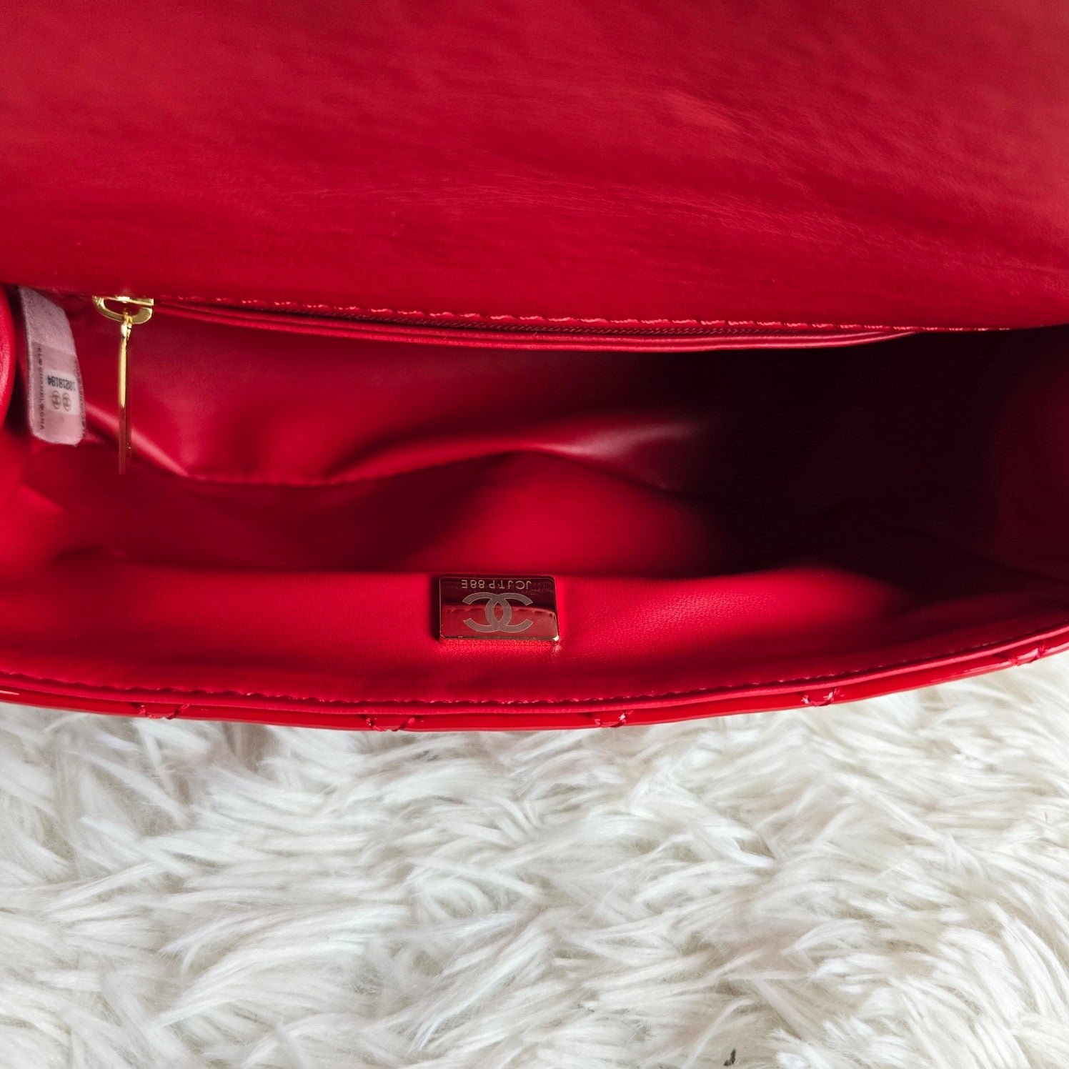 Bolso de Charol Estilo Clásico | Elegancia Moderna y Versatilidad en Panamá - Image 18