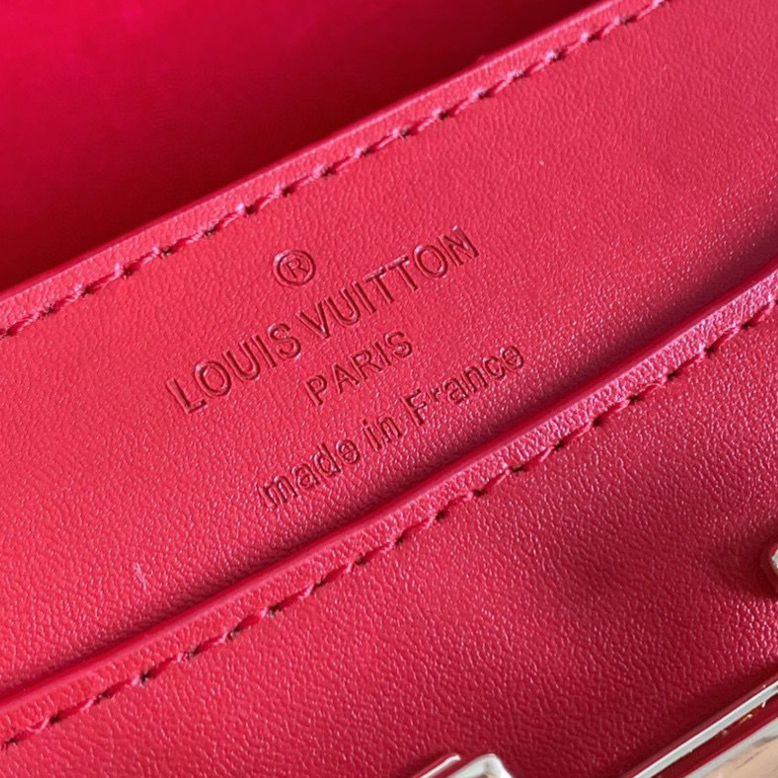 Clutch Louis Vuitton Rojo Mini | Bolso de Mano de Lujo en Panamá - Image 3
